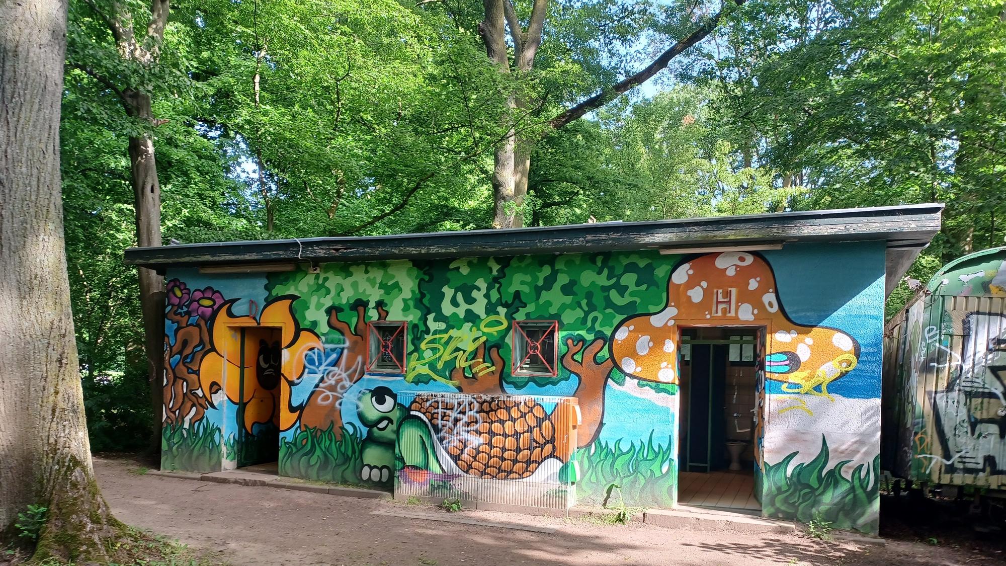Zu sehen ist ein altes Toilettenhäuschen neben dem Kahnweiher-Kiosk im Blücherpark.