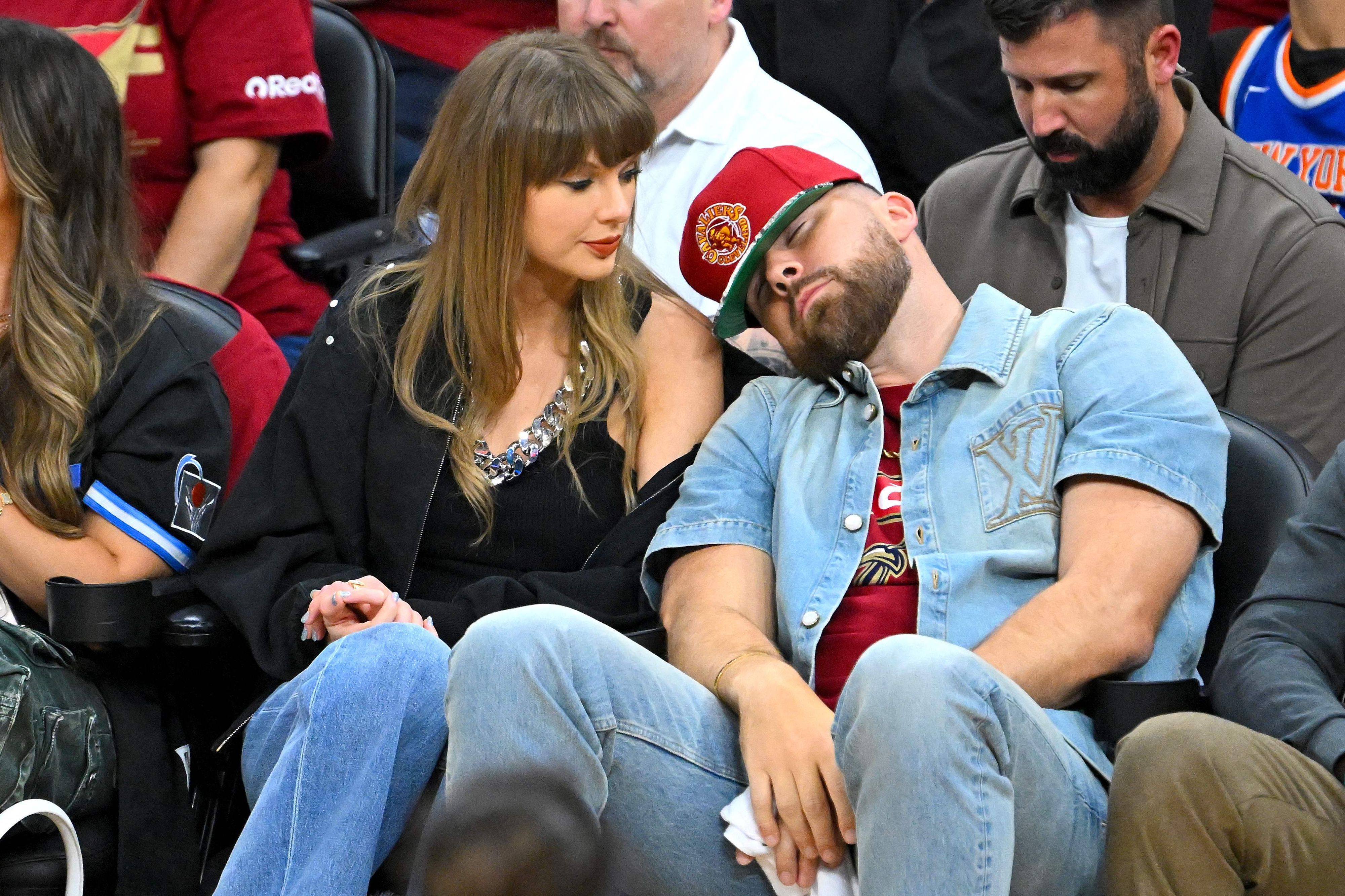Travis Kelce und seine Verlobte Taylor Swift (l.) beim Heimspiel der Cleveland Cavaliers.