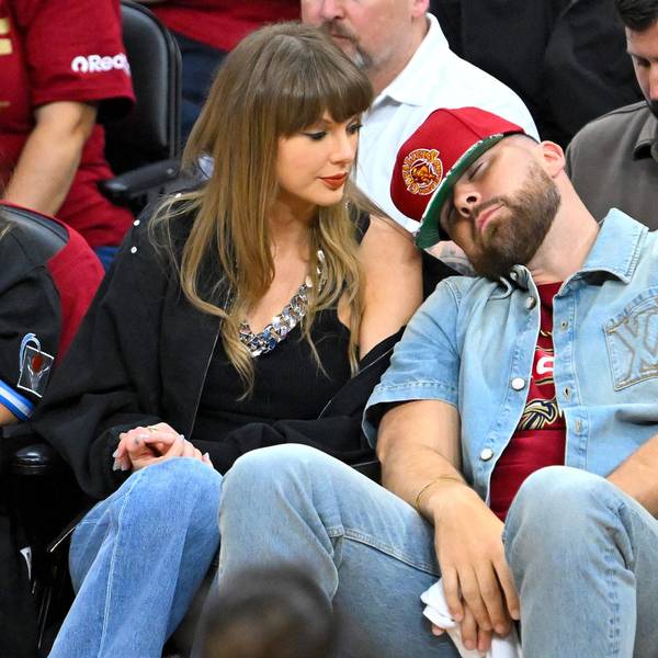 Travis Kelce und seine Verlobte Taylor Swift (l.) beim Heimspiel der Cleveland Cavaliers.