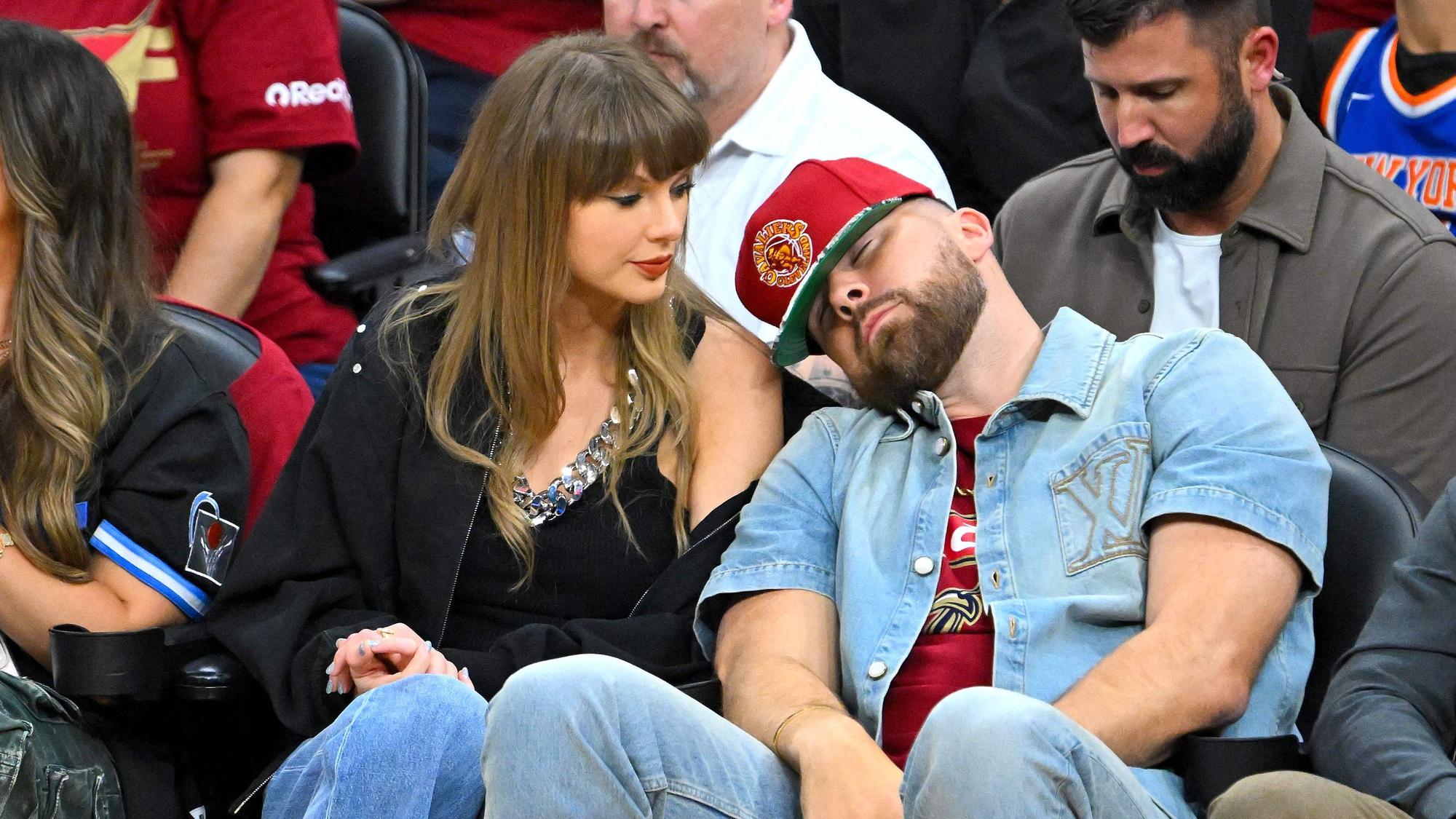 Travis Kelce und seine Verlobte Taylor Swift (l.) beim Heimspiel der Cleveland Cavaliers.