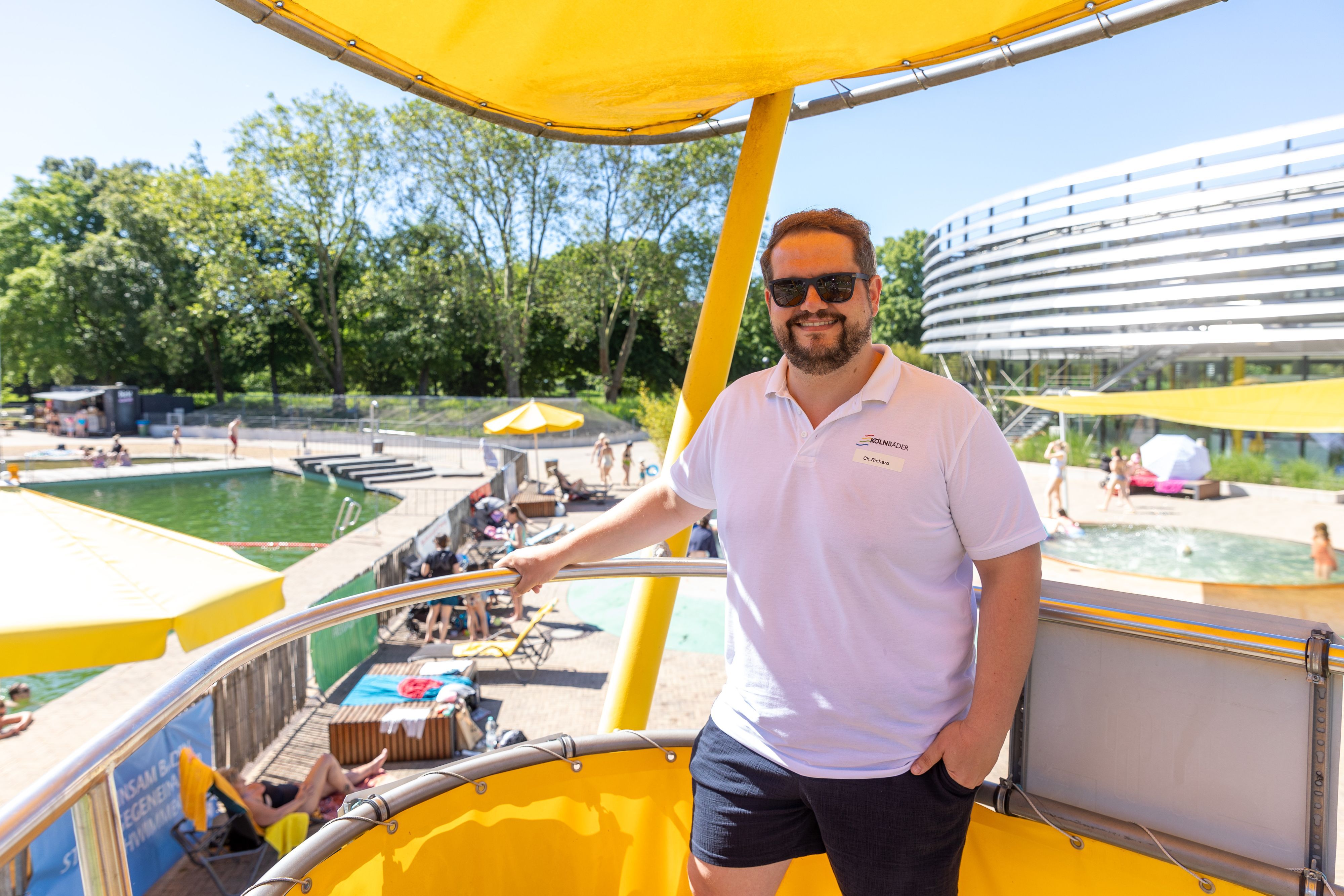 Rettungsschwimmer Chris Richard steht an seinem Arbeitsplatz im Lentpark.