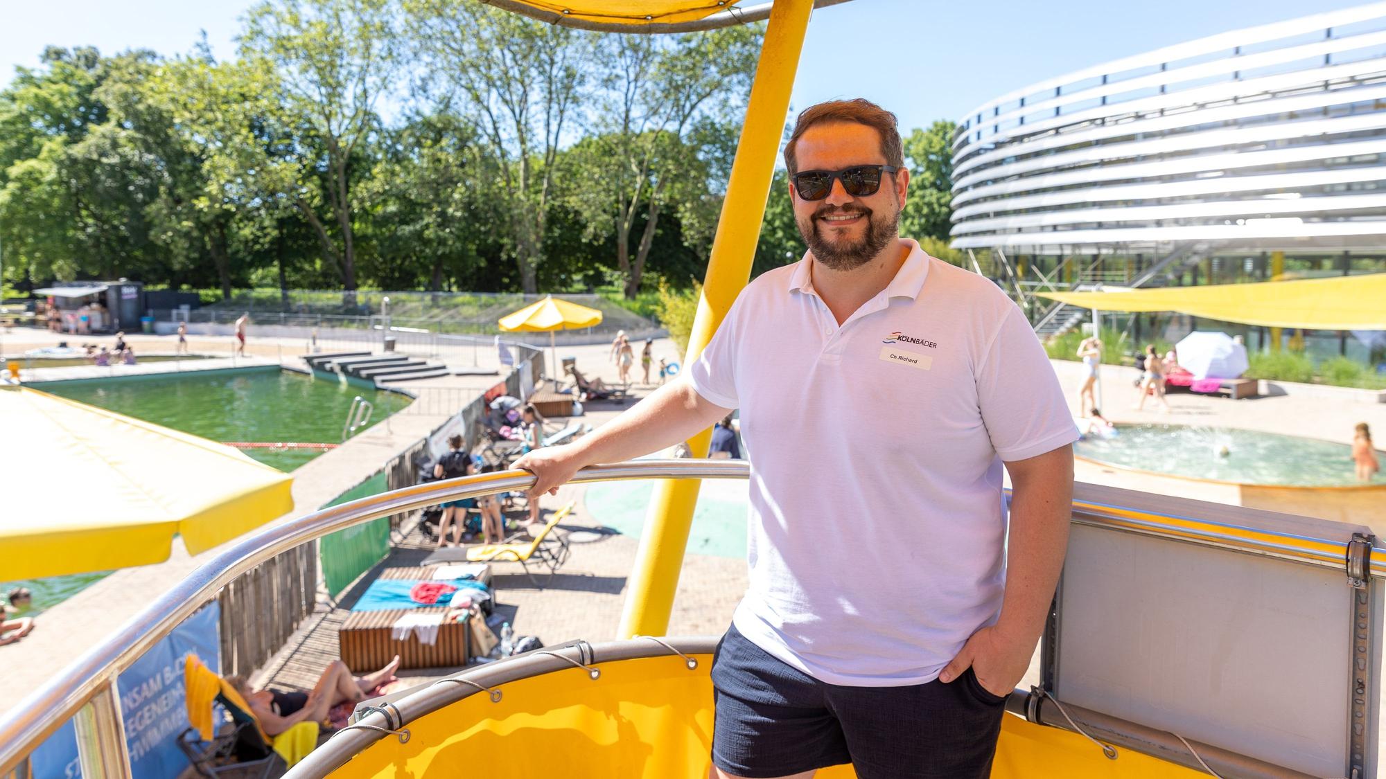 Rettungsschwimmer Chris Richard steht an seinem Arbeitsplatz im Lentpark.