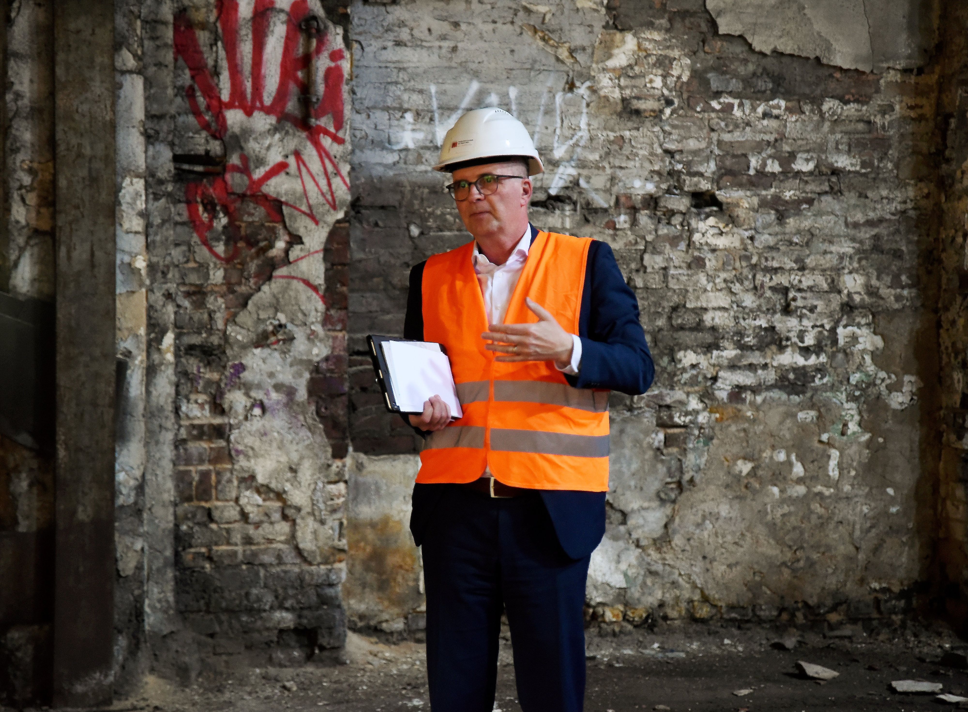 Mit Bauhelm: Markus Greitemann im Otto-Langen-Quartier.