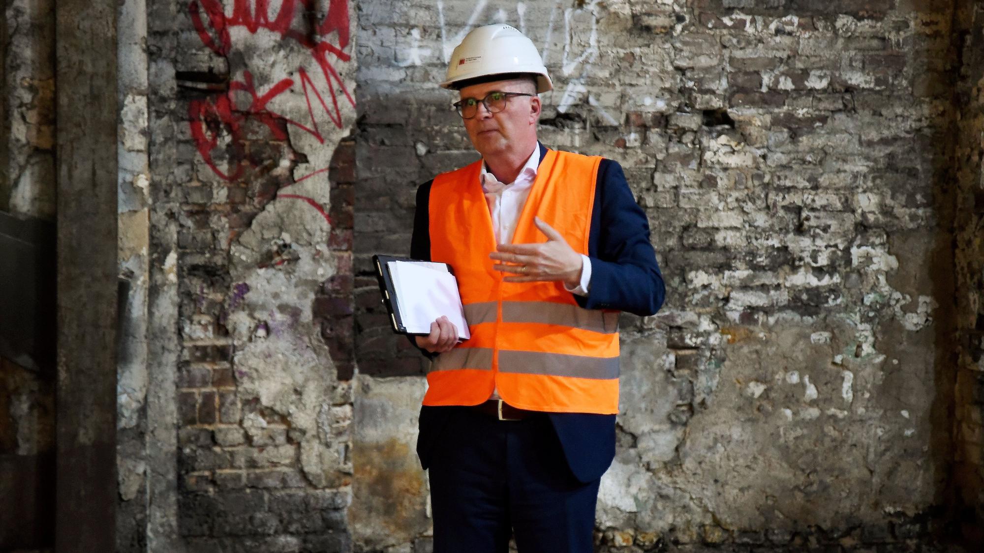 Mit Bauhelm: Markus Greitemann im Otto-Langen-Quartier.