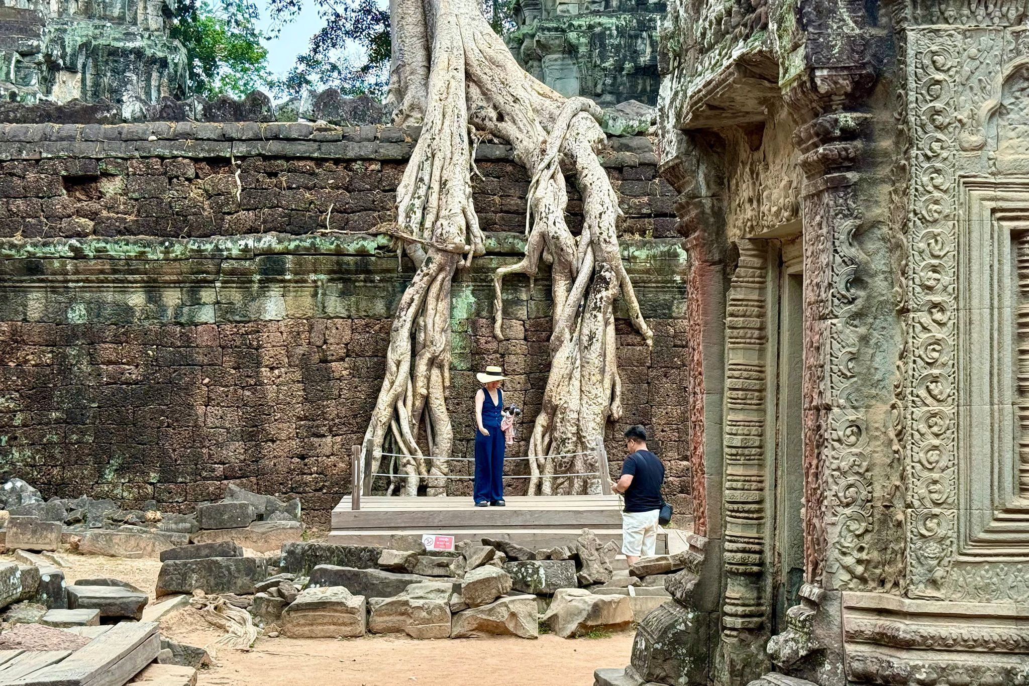 Touristen fotografieren sich am Tempel Ta Prohm, Kambodscha
