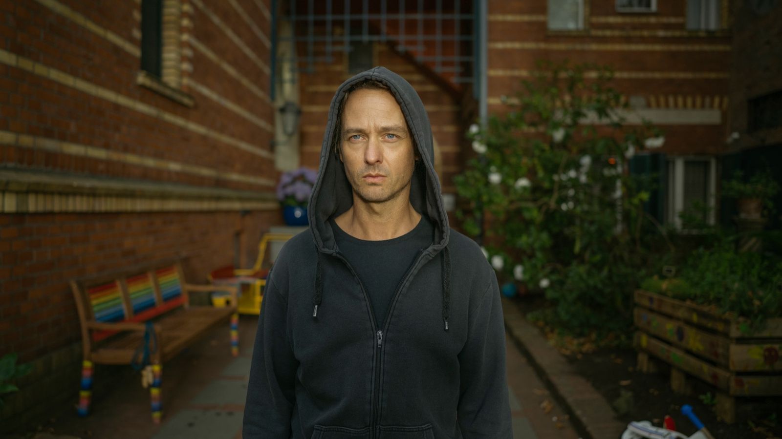Björn (Tom Schilling) hatte sich das Leben nach dem Achtsamkeitskurs etwas einfacher vorgestellt. Doch seine Probleme lassen sich nicht einfach wegatmen. (Bild: © Netflix / Anika Molnar)