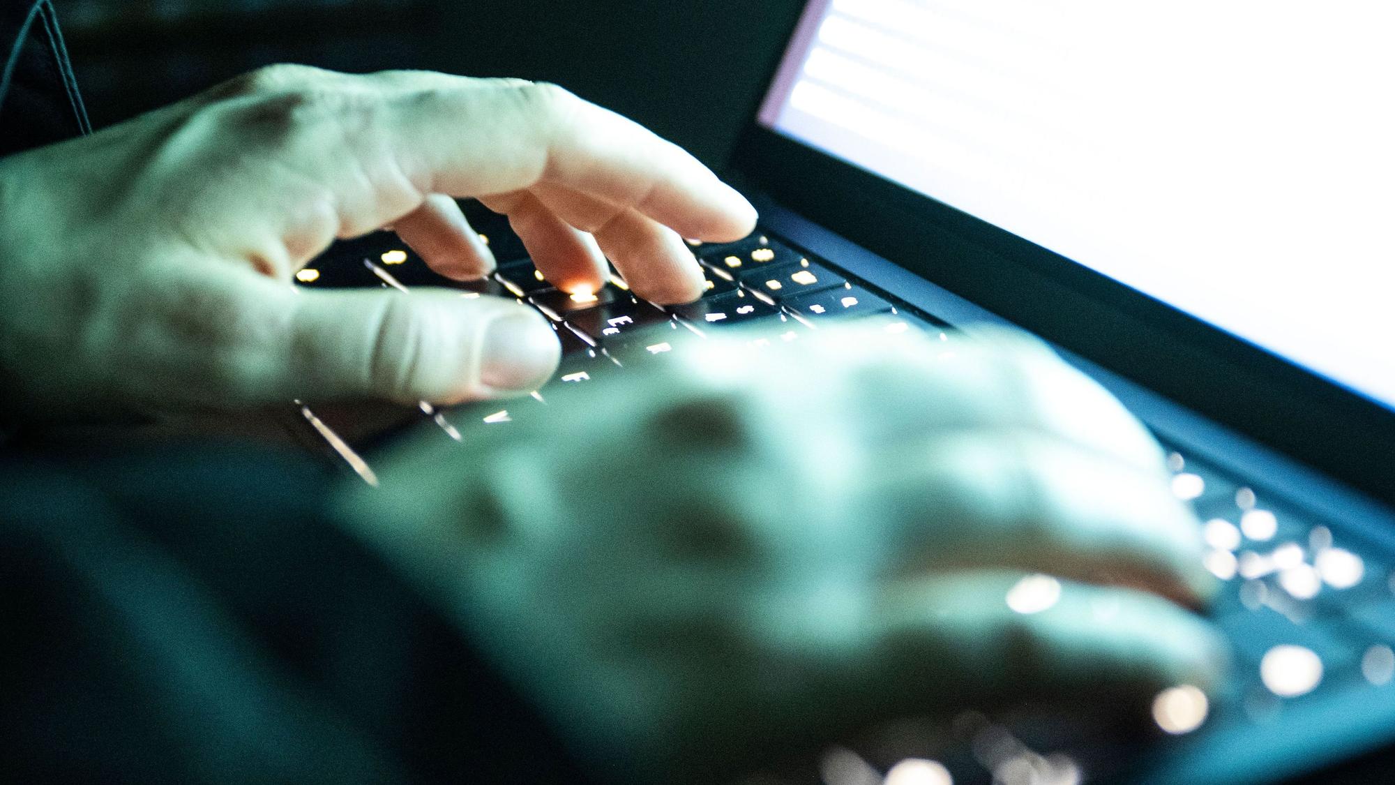 Die in Köln ansässige und für ganz Nordrhein-Westfalen zuständige Zentralstelle für Cyber-Kriminalität hatte zuletzt die Ermittlungen gegen den nun angeklagten Geistlichen aus dem Süden des Oberbergischen Kreises geführt. Das Symbolfoto zeigt Hände auf einer Laptop-Tastatur.