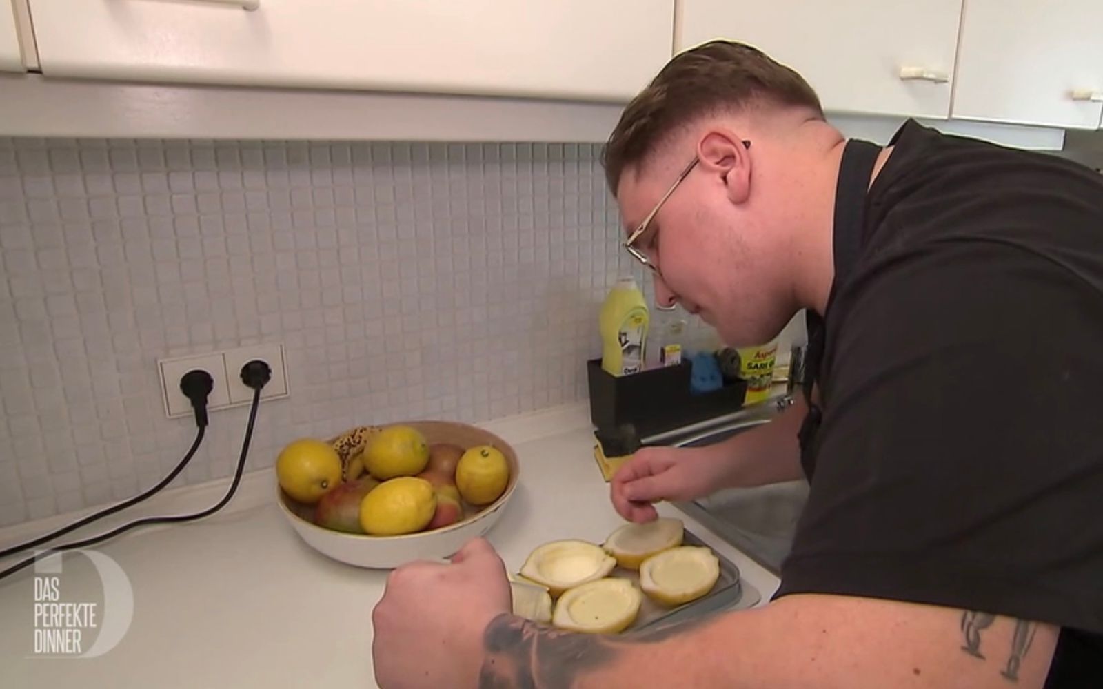 Zitronensorbet gibt es bei Aron (25) direkt aus der Frucht. (Bild: RTL)