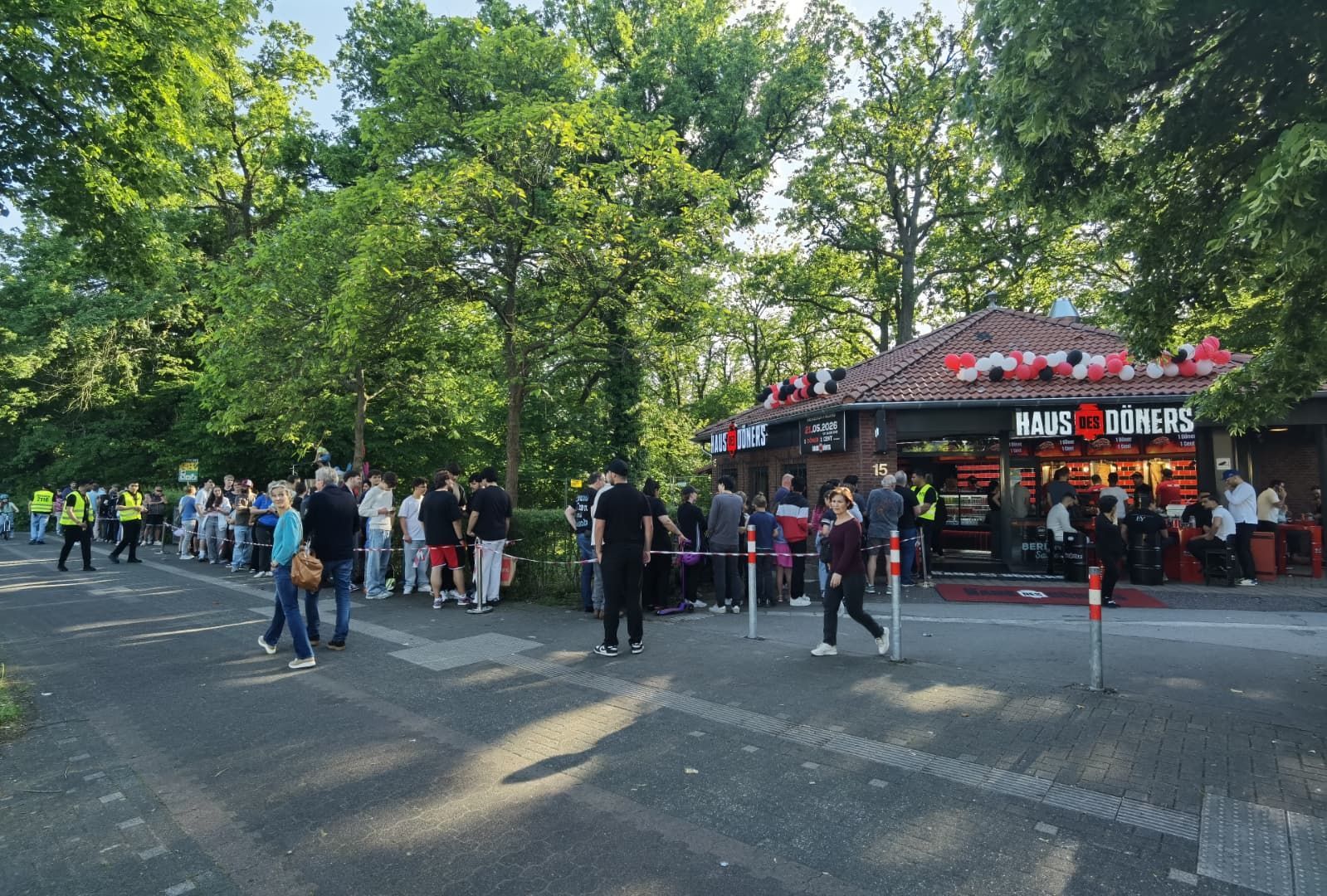 Zu sehen ist eine Menschenschlange vor der Filiale eines Döner-Imbiss'.