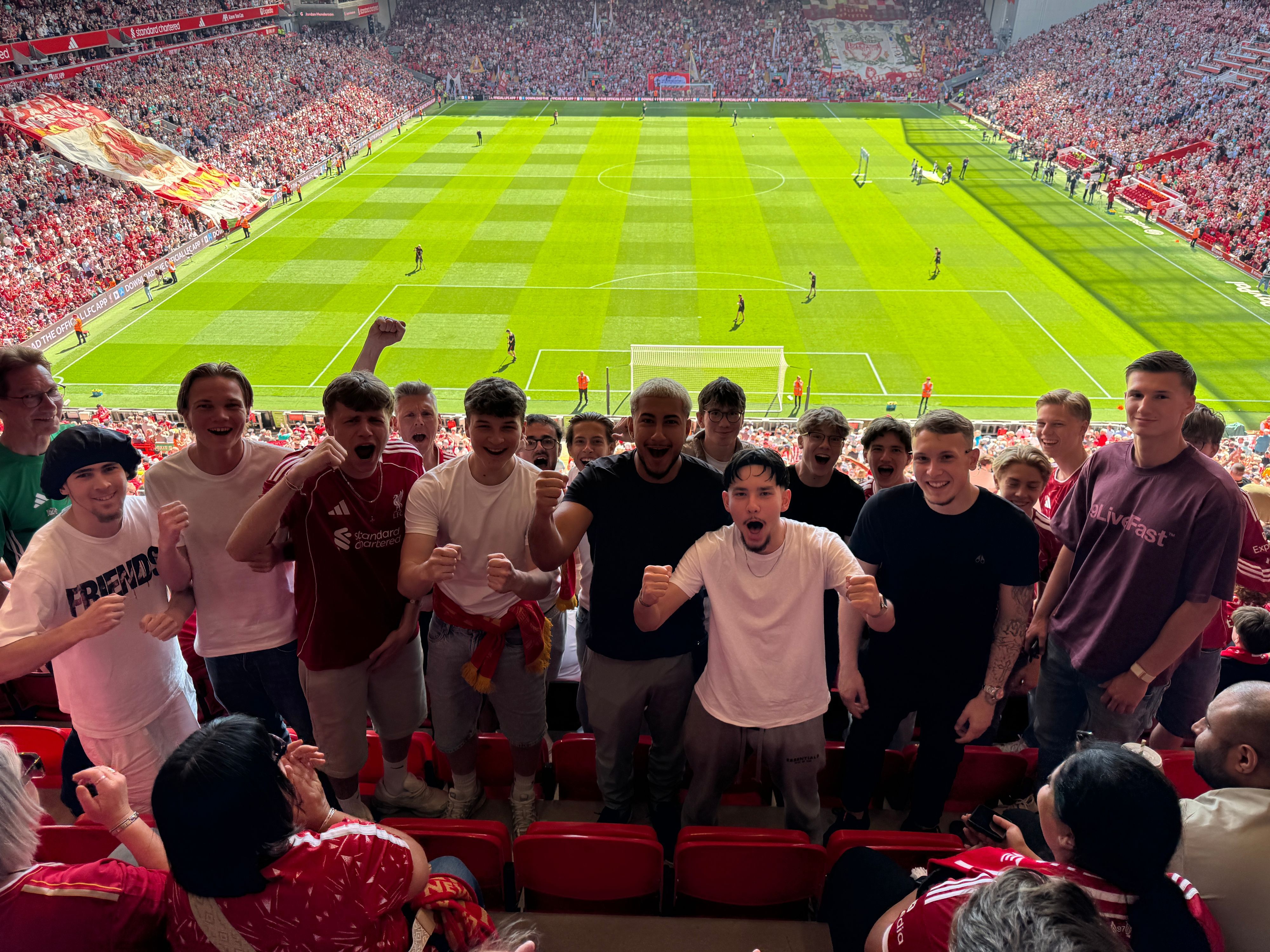 Die U19 von GW Brauweiler wurde von Fußball-Star Florian Wirtz nach Liverpool eingeladen, um das letzte Saisonspiel des Offensivspielers im Stadion an der Anfield Road zu verfolgen.