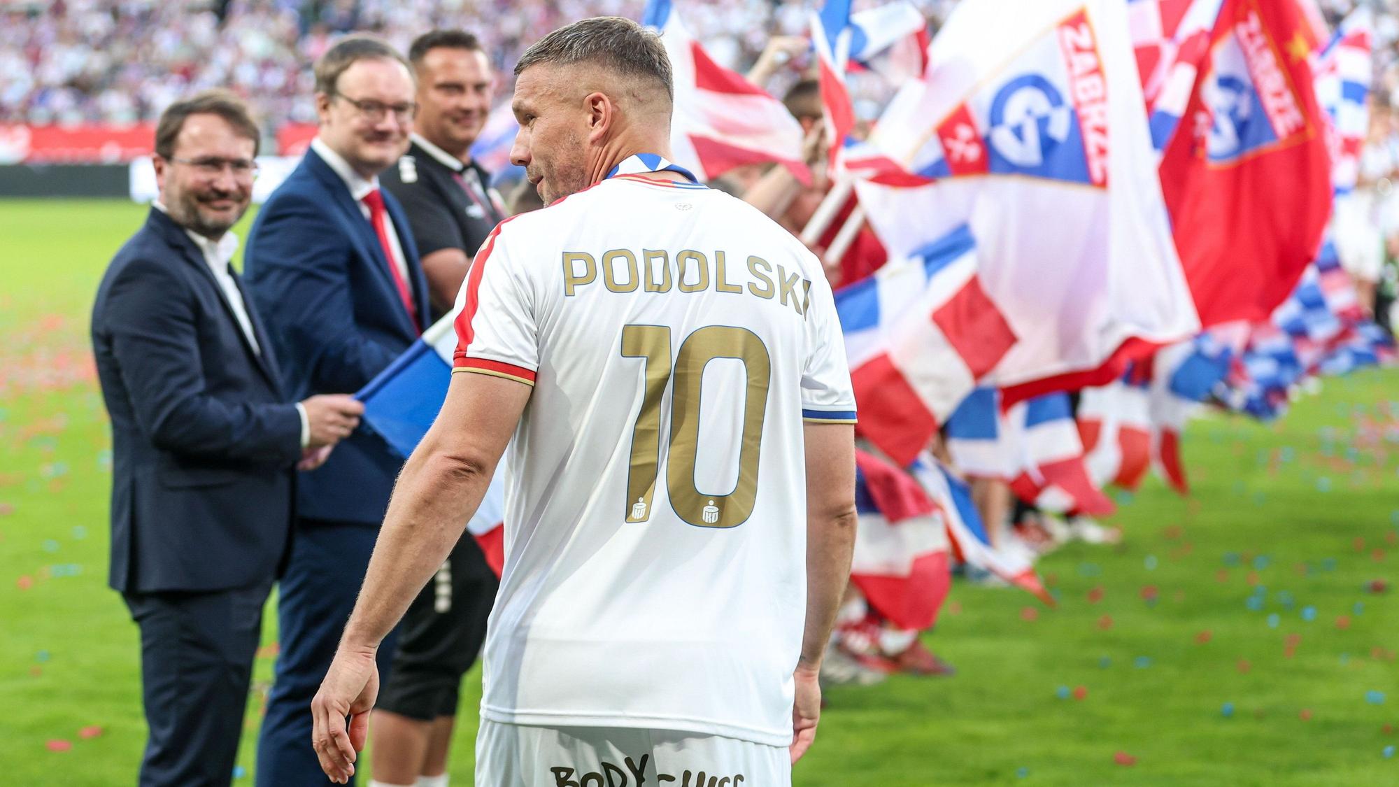 Lukas Podolski feierte am Wochenende in Zabrze das Ende seiner Profi-Karriere.