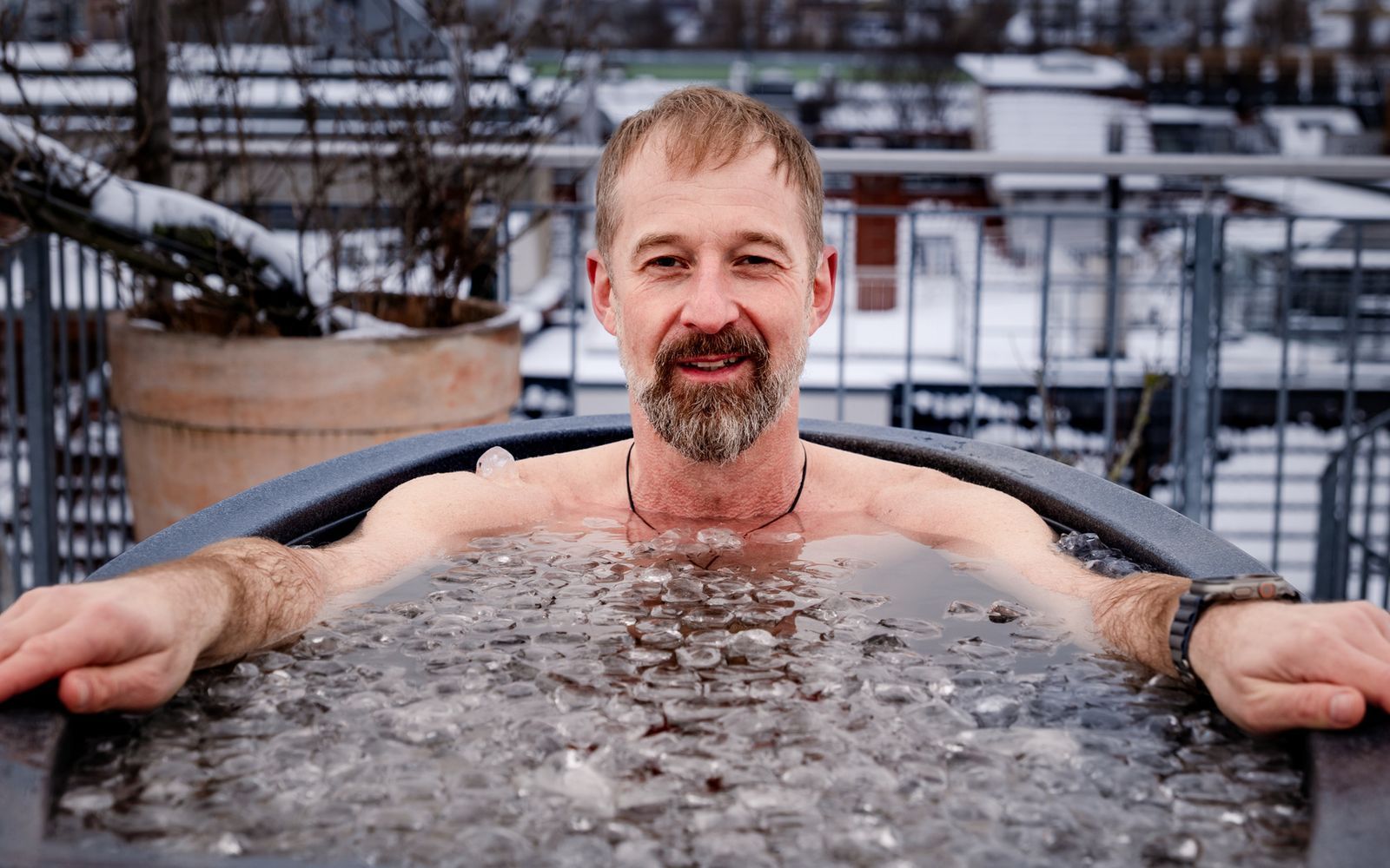 „Kälteschock kann auch lebensgefährlich sein.“ Aber für ein gesundes Leben geht Daniel das Risiko ein und setzt sich täglich in die Eistonne. Die ZDF-Doku „Ewig jung und gesund - Longevity“ berichtet darüber. (Bild: ZDF/Oliver Wolff)
