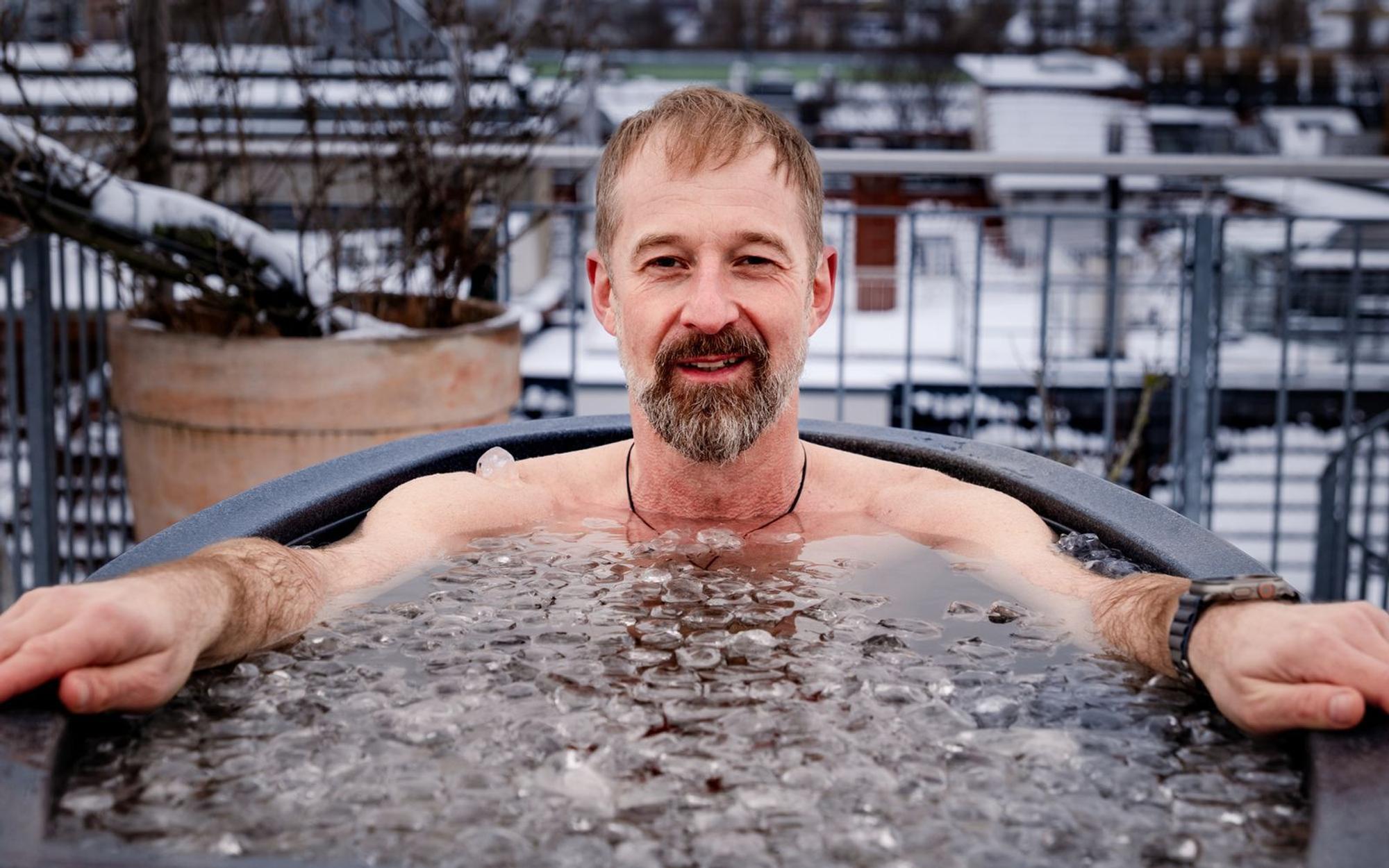 „Kälteschock kann auch lebensgefährlich sein.“ Aber für ein gesundes Leben geht Daniel das Risiko ein und setzt sich täglich in die Eistonne. Die ZDF-Doku „Ewig jung und gesund - Longevity“ berichtet darüber. (Bild: ZDF/Oliver Wolff)
