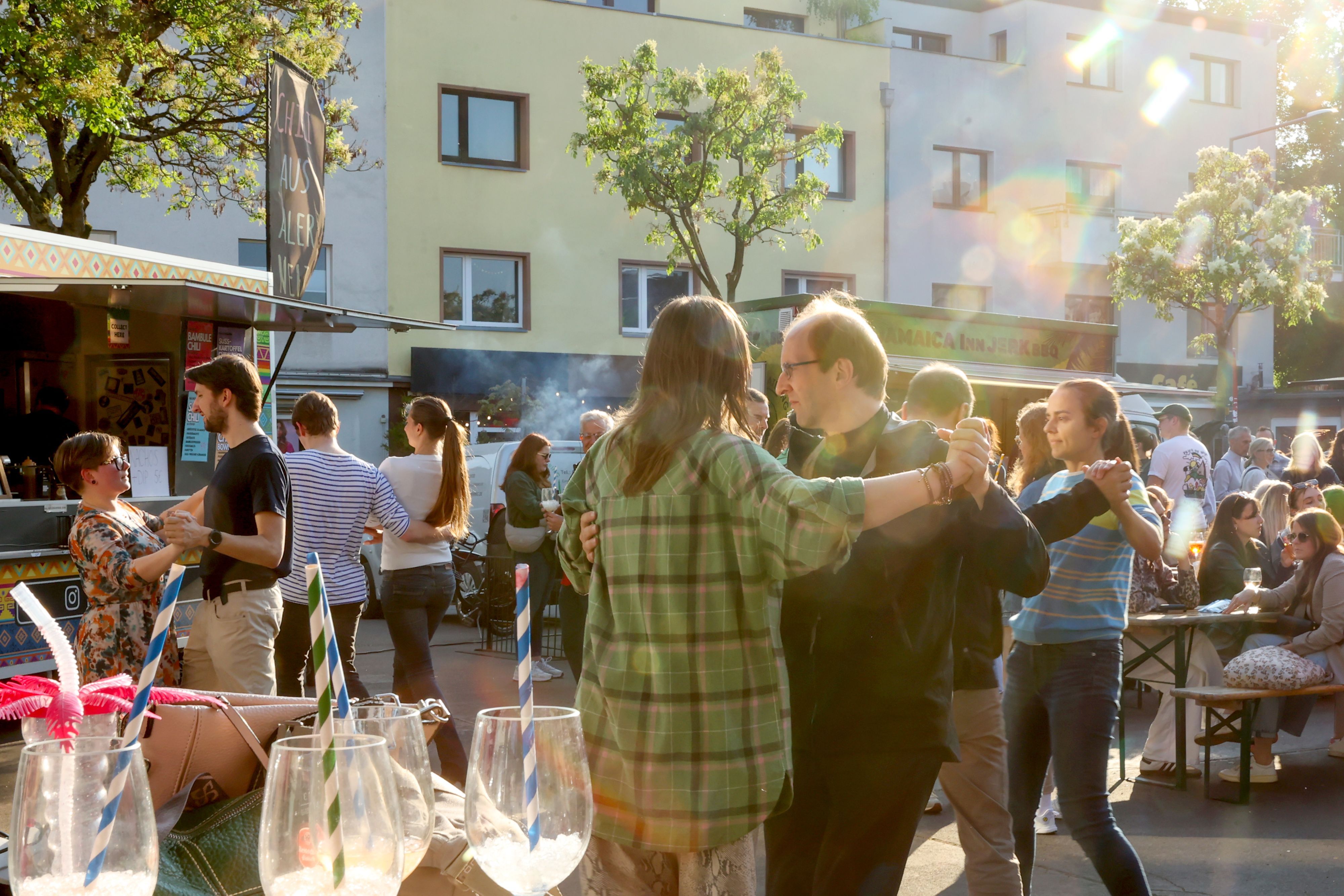 Der Feierabendmarkt auf dem Hermeskeiler Platz in Sülz.
