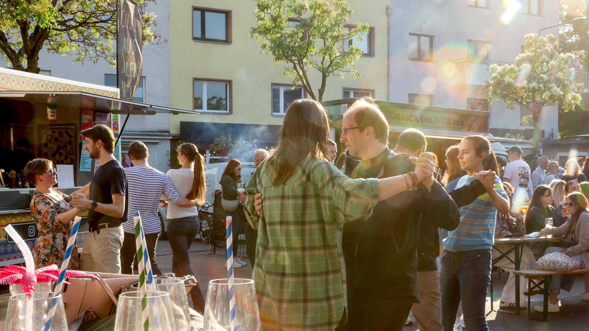 Der Feierabendmarkt auf dem Hermeskeiler Platz in Sülz. Zwischen 16 und 22 Uhr werden hier diverse Speisen zum Verzehr feilgeboten. Ähnliche Märkte gibt es mittlerweile regelmäßig auf zahlreichen Kölner Plätzen. Es wird auch getanzt.