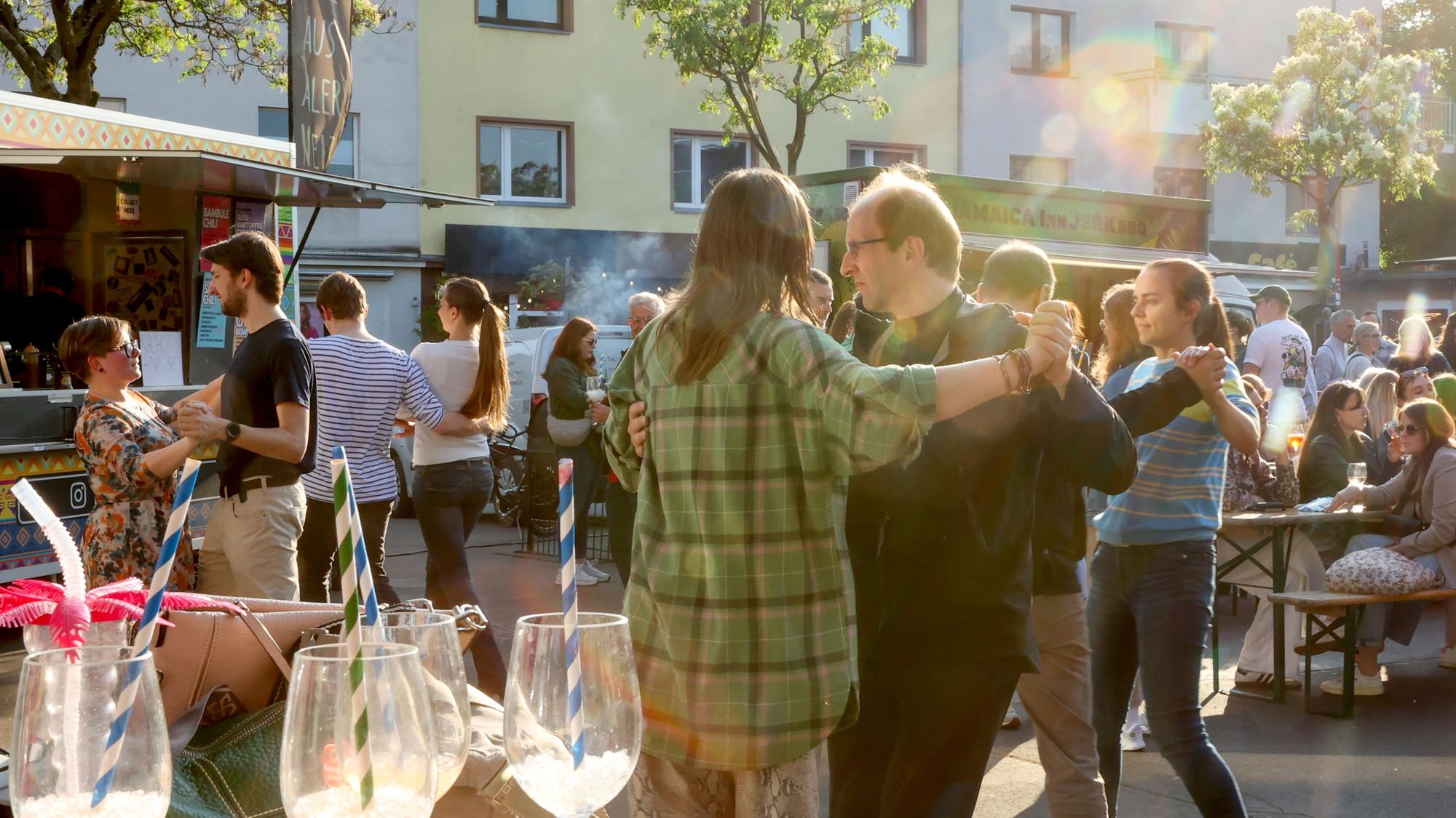 Der Feierabendmarkt auf dem Hermeskeiler Platz in Sülz.