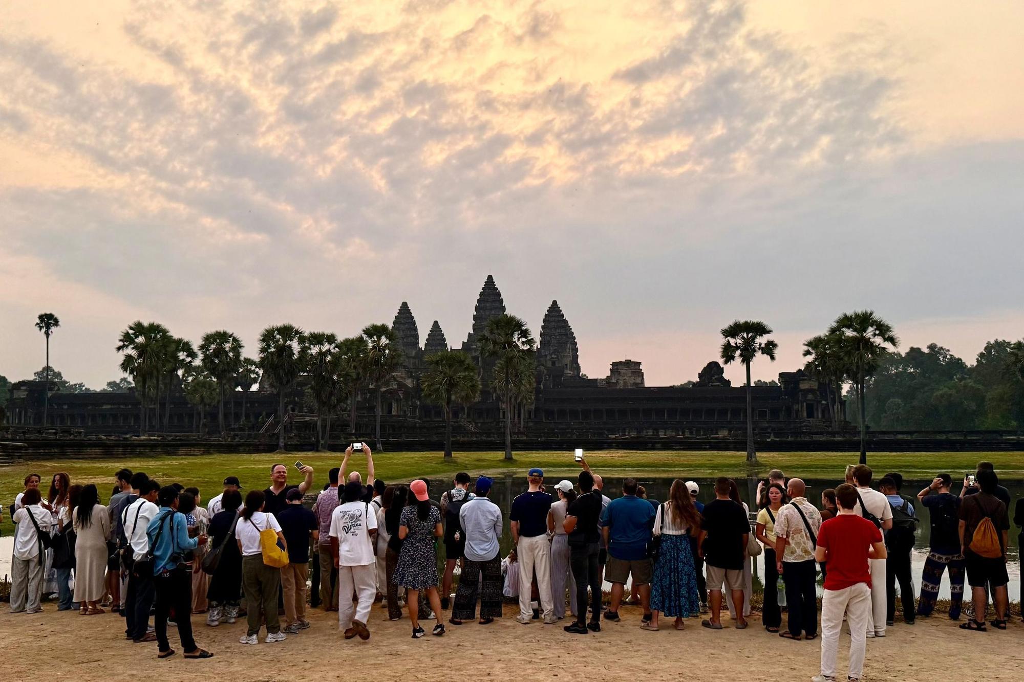 Touristen versammeln sich am Tempel Angkor Wat, Kambodscha