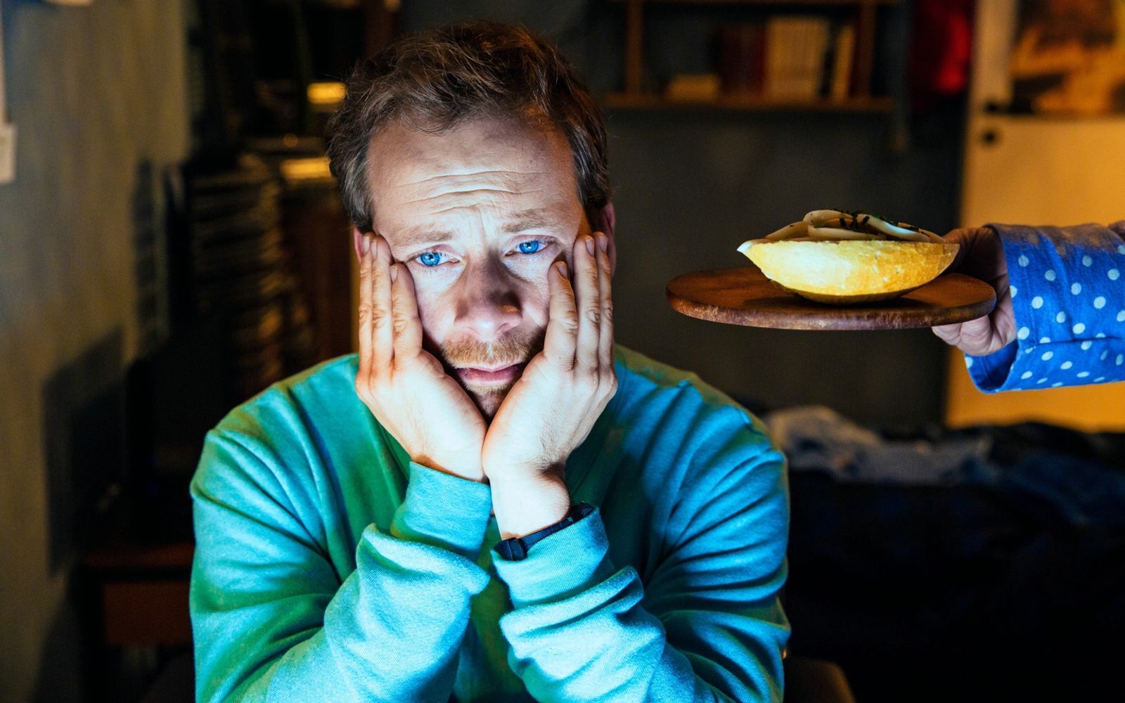 Der Senderangestellte Sawatzki (Fabian Busch) verfällt dem Reiz des Verführers. (Bild: 2015 Constantin Film Verleih GmbH)