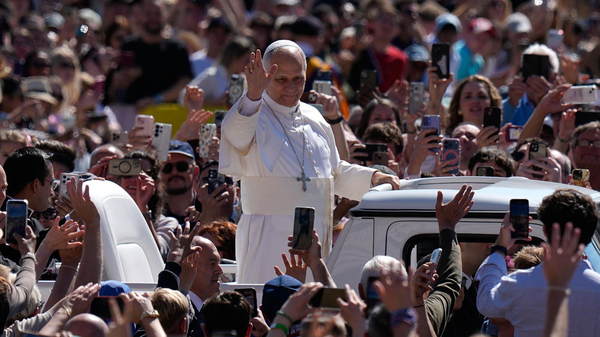 Papst Leo XIV. kommt zu seiner wöchentlichen Generalaudienz auf den Petersplatz. (Archivbild)