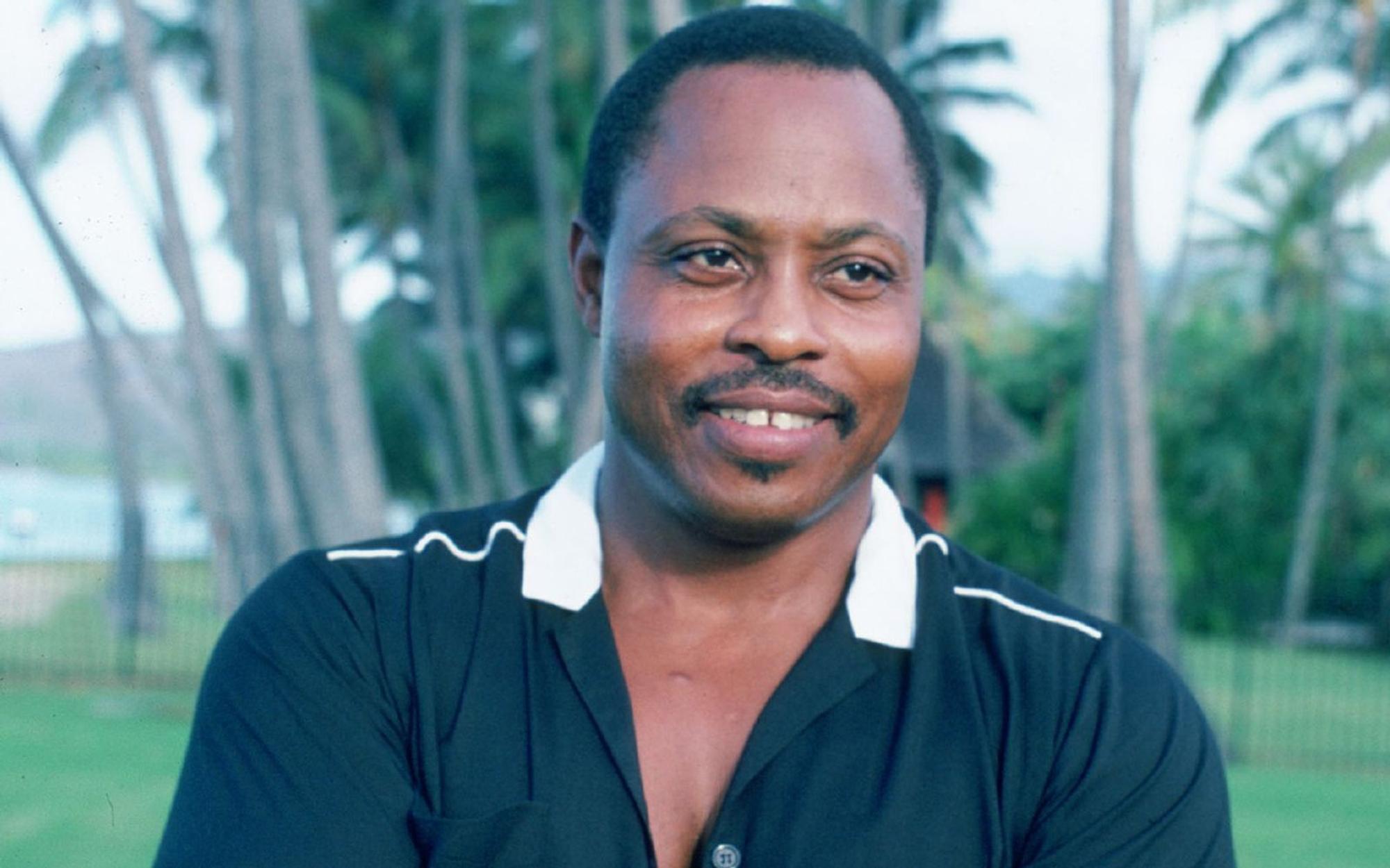 Mit seiner Firma „Island Hoppers“ flog T.C. neben Magnum auch Touristen über die Insel Hawaiis. Das hätte auch sein Darsteller Roger E. Mosley tun können, denn Roger E. Mosley war lizenzierter Hubschrauberpilot. (Bild: MG RTL D / Universal)