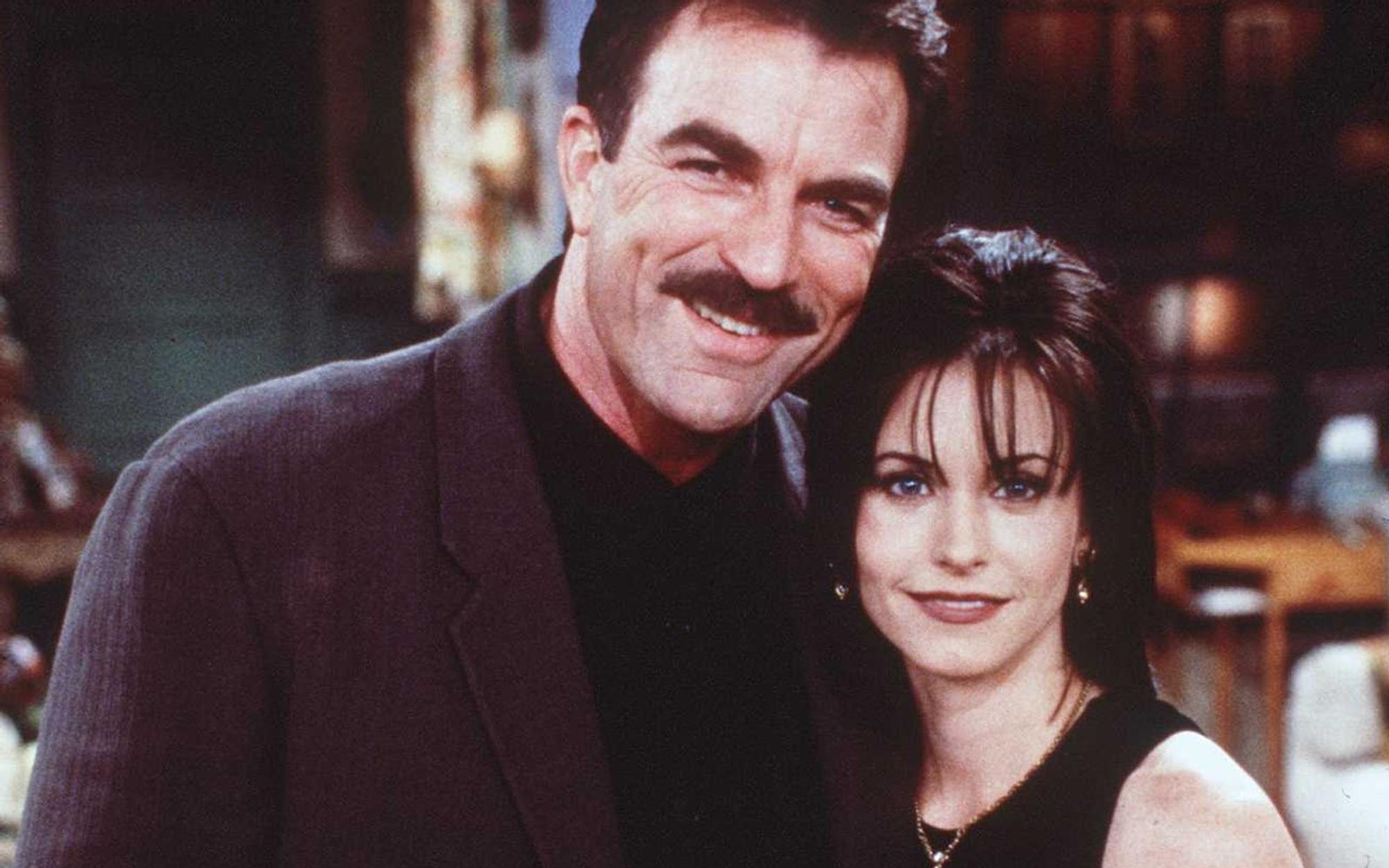 Eine gute Figur machte Tom Selleck auch nach „Magnum“: Er hatte eine durchgehende Gastrolle in „Friends“ (Bild, mit Courteney Cox) und war der Star in Komödien wie „Drei Männer und ein Baby“ und „In & Out“. (Bild: NBC Inc. / Onlien USA Inc. / Getty Images)