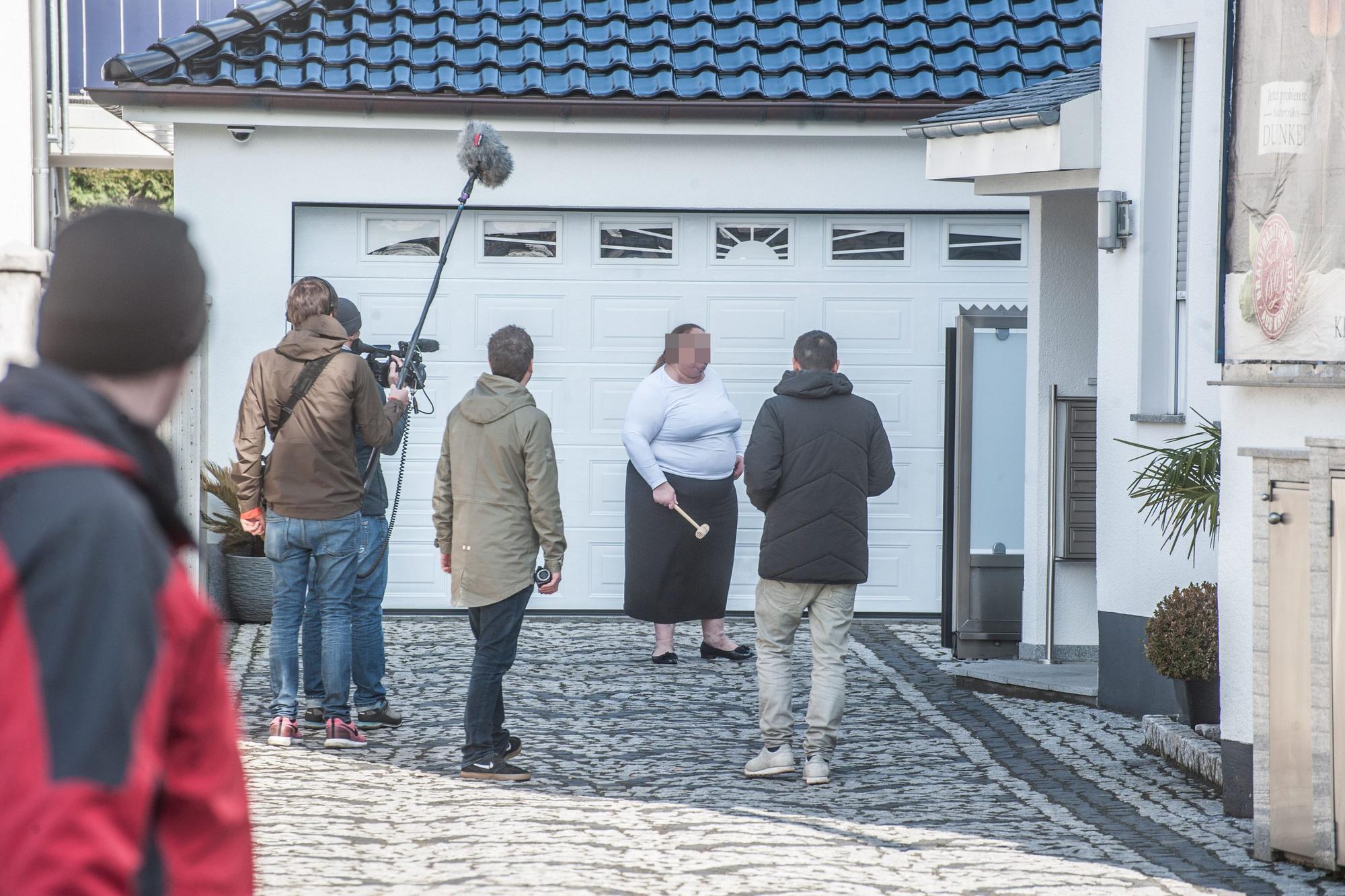 Goman Razzia von-Ketteler-strae Frau mit Fleichklopfer
