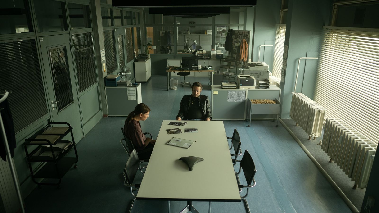 Björn (Tom Schilling) muss einmal mehr bei seiner alten Studienfreundin Nicole (Britta Hammelstein) auf dem Polizeirevier antanzen. (Bild: © Netflix / Anika Molnar)