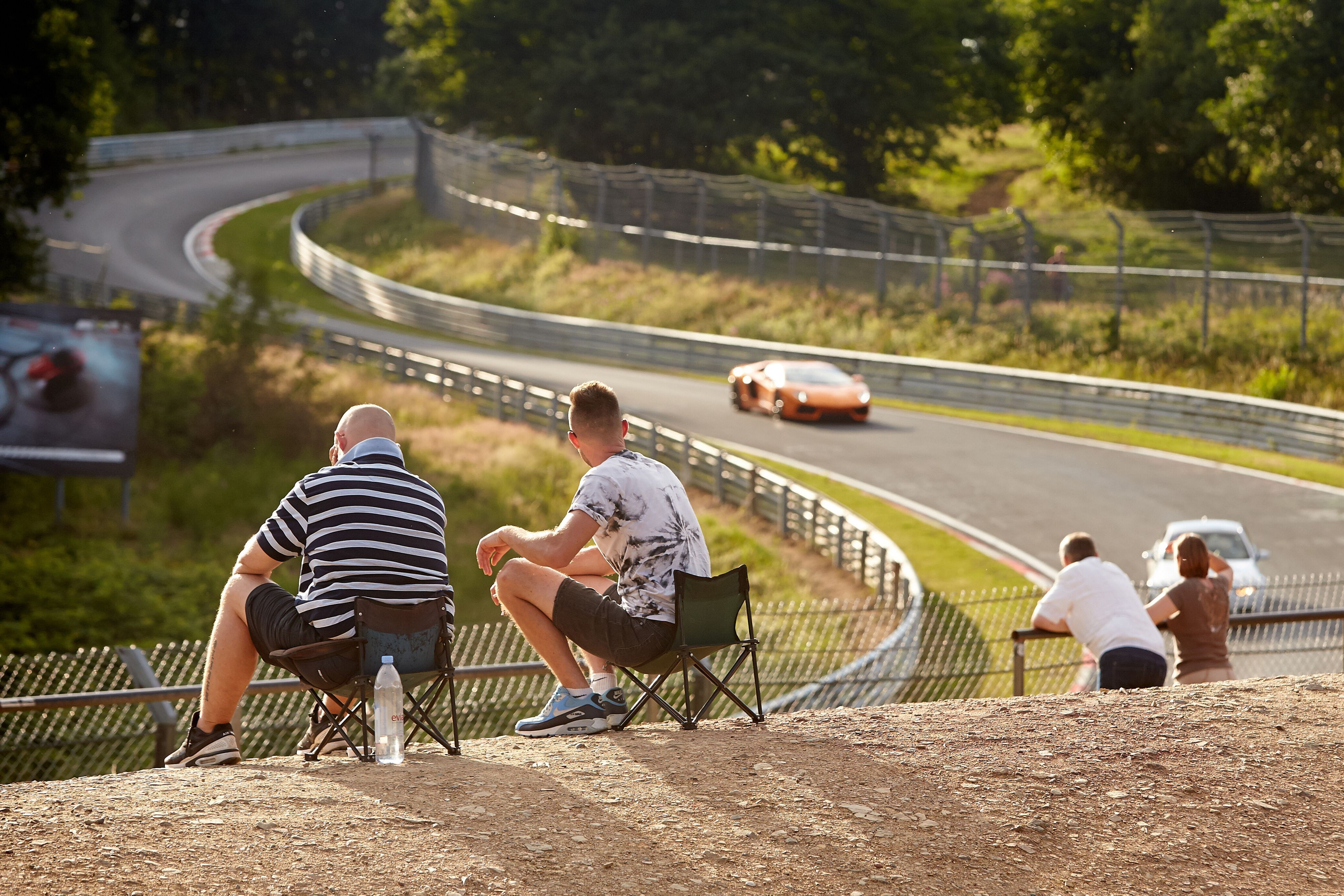 Zuschauer beobachtenam Parkplatz am Streckenabschnitt „Brunchen“ am Nürburgring bei Nürburg die Touristenfahrten (Archivfoto).