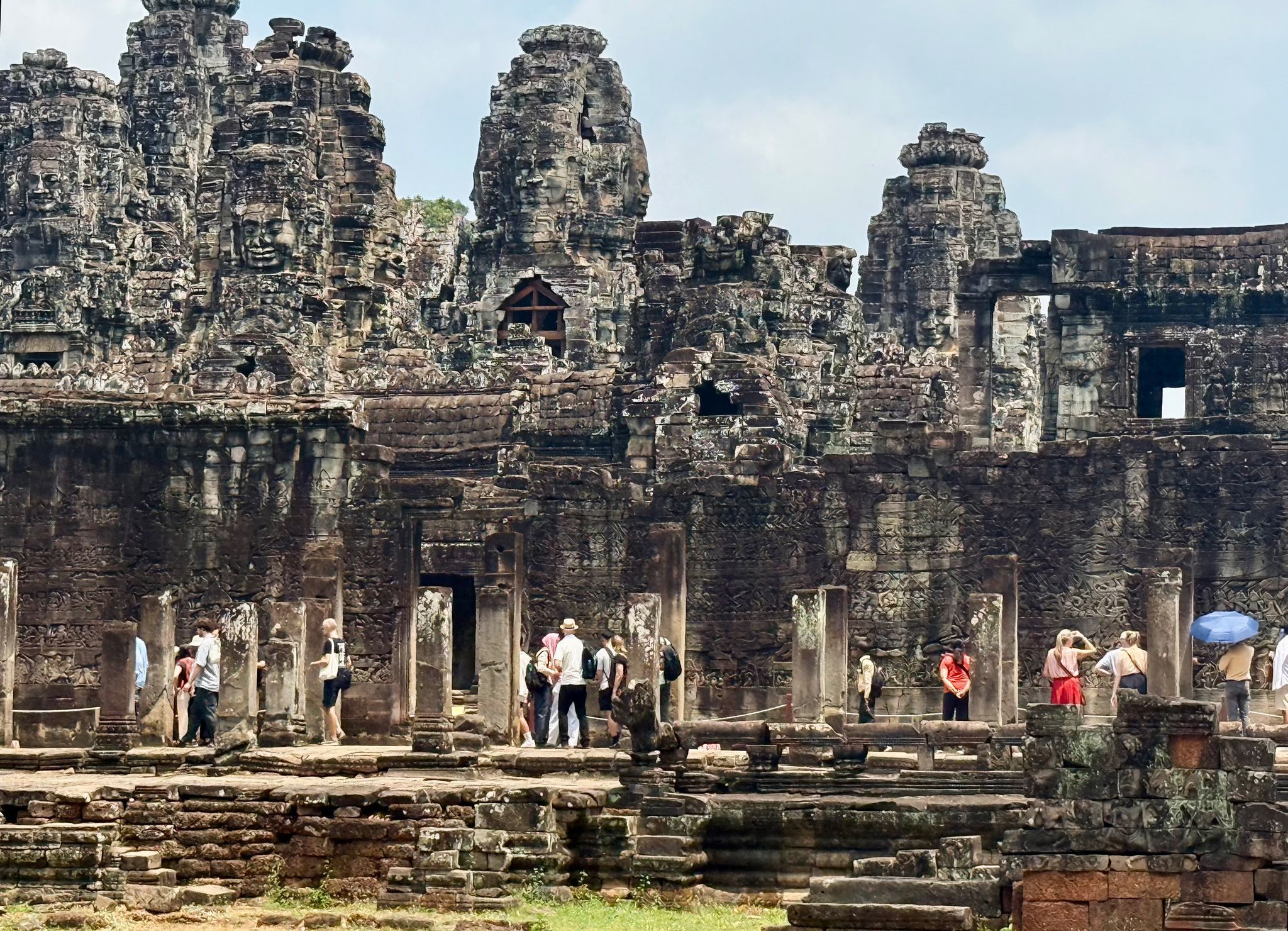 Touristen besuchen den Tempel Bayon, Kambodscha