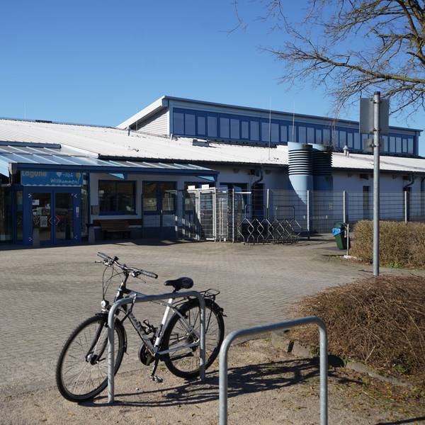 Das Foto zeigt die Kerpener Erftlagune, im Vordergrund steht ein Fahrrad.