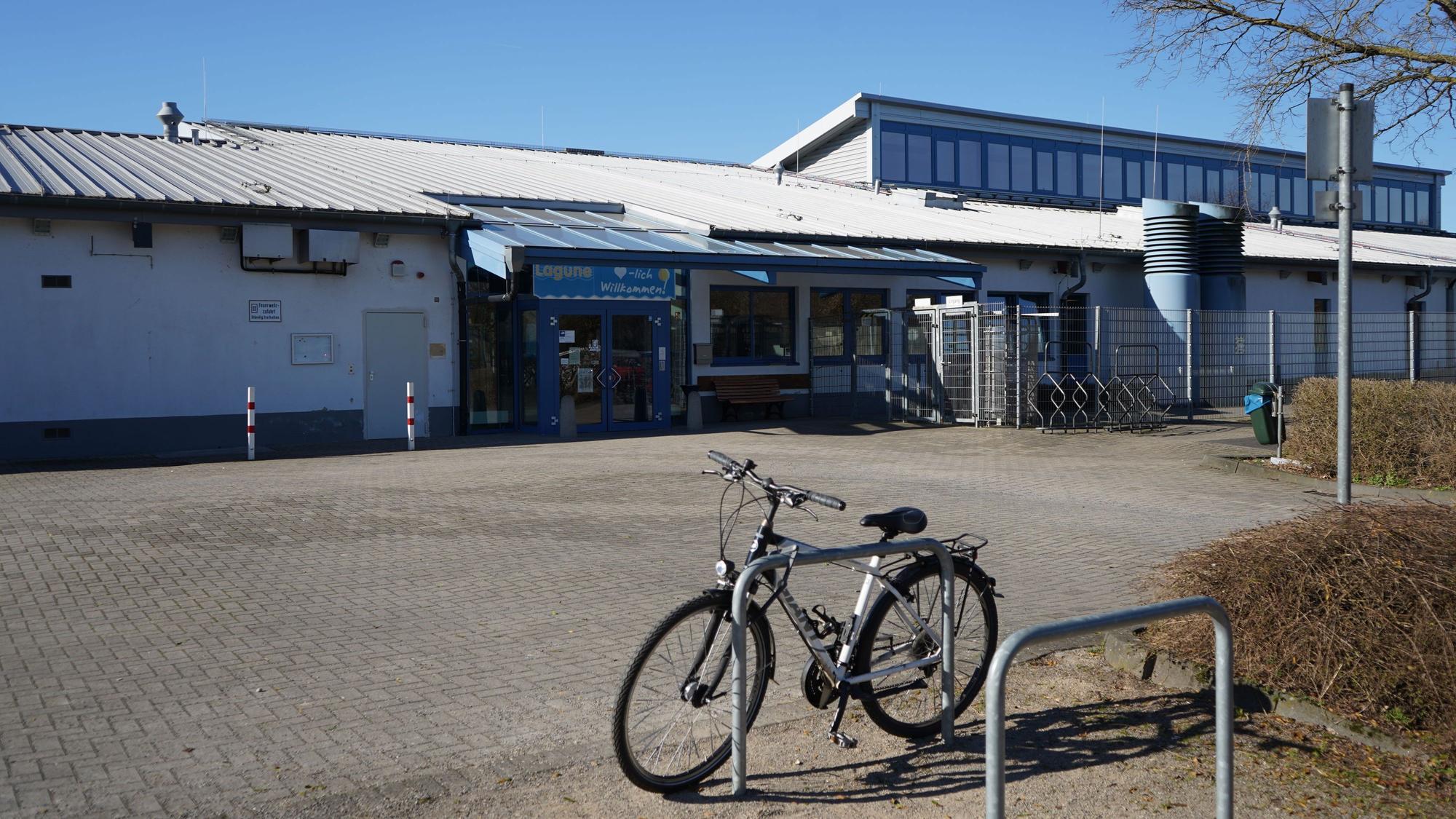 Das Foto zeigt ein Schwimmbad, davor ein Fahrrad.