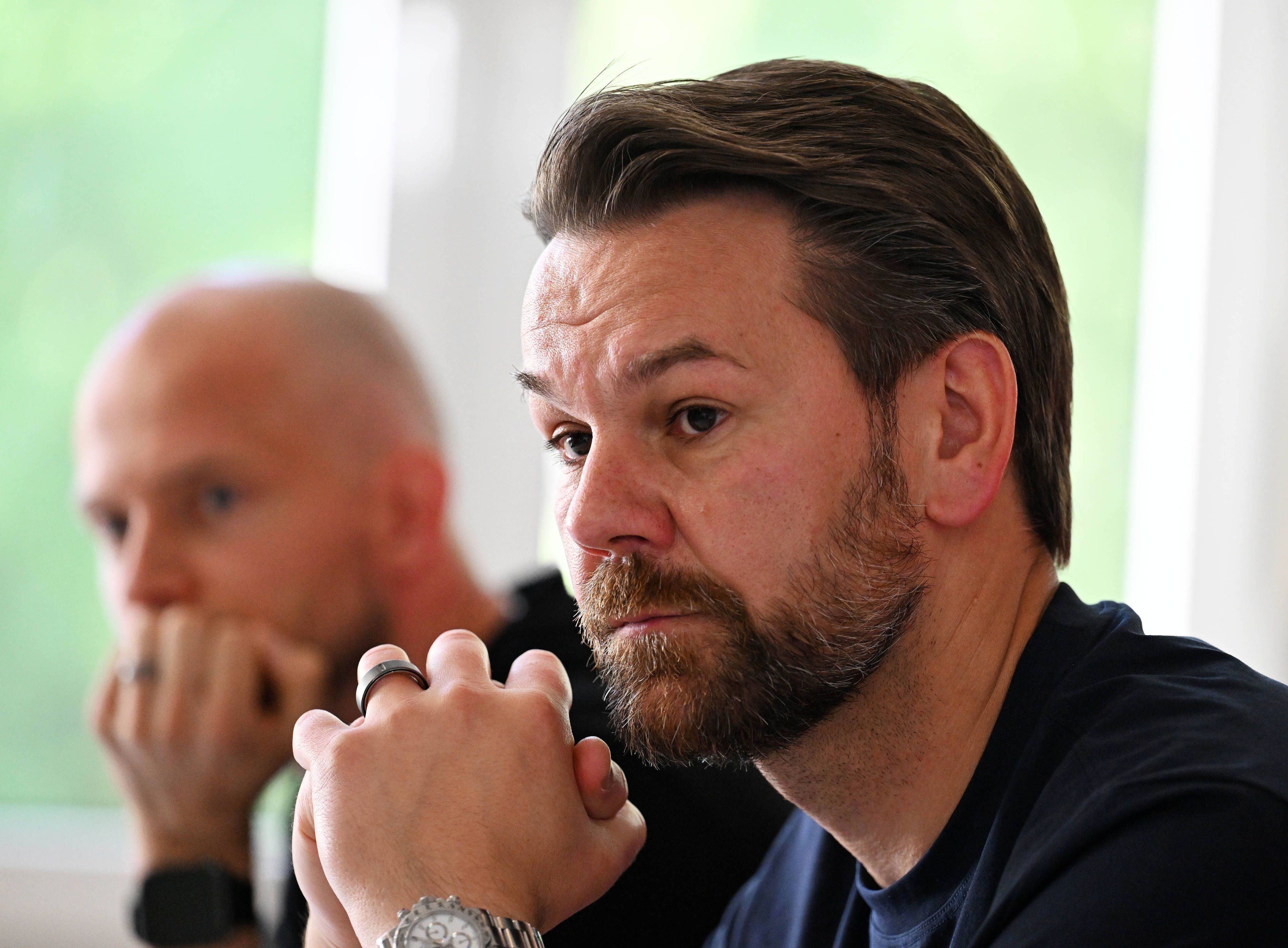 Thomas Kessler schaut an der Kamera vorbei.