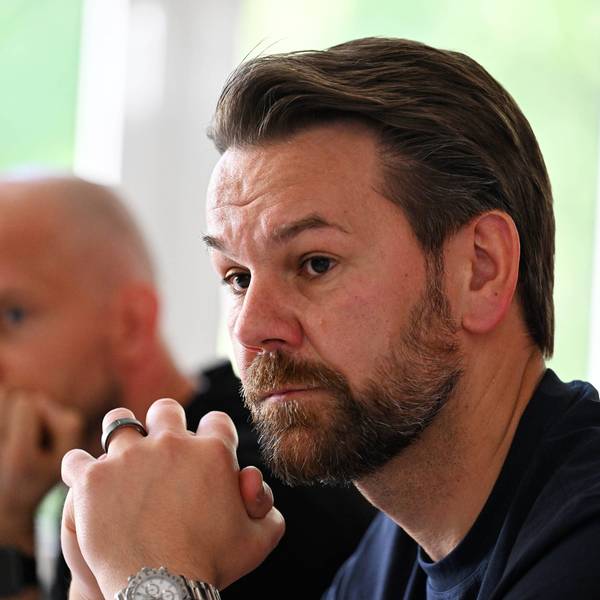 Thomas Kessler schaut an der Kamera vorbei.