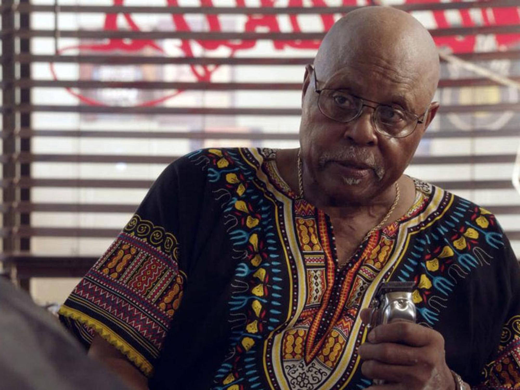 2019 spielte Roger E. Mosley im Remake von „Magnum“ (Bild) in einer Folge den Friseur seiner Ex-Figur T.C. Mosley starb am 7. August 2022 im Alter von 83 Jahren an den Folgen eines Autounfalls. (Bild: 2019 CBS Broadcasting)