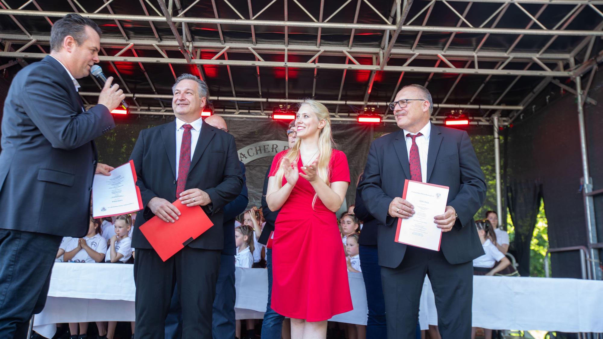 Holger Harms (l.), Präsident des Festausschusses Porzer Karneval (FAS) überreicht dem designierten Porzer Dreigestirn um Jörg Weingärtner, Jacqueline Jacobs-Bäuml und Stefan Lohe (v.l.) die Verträge.