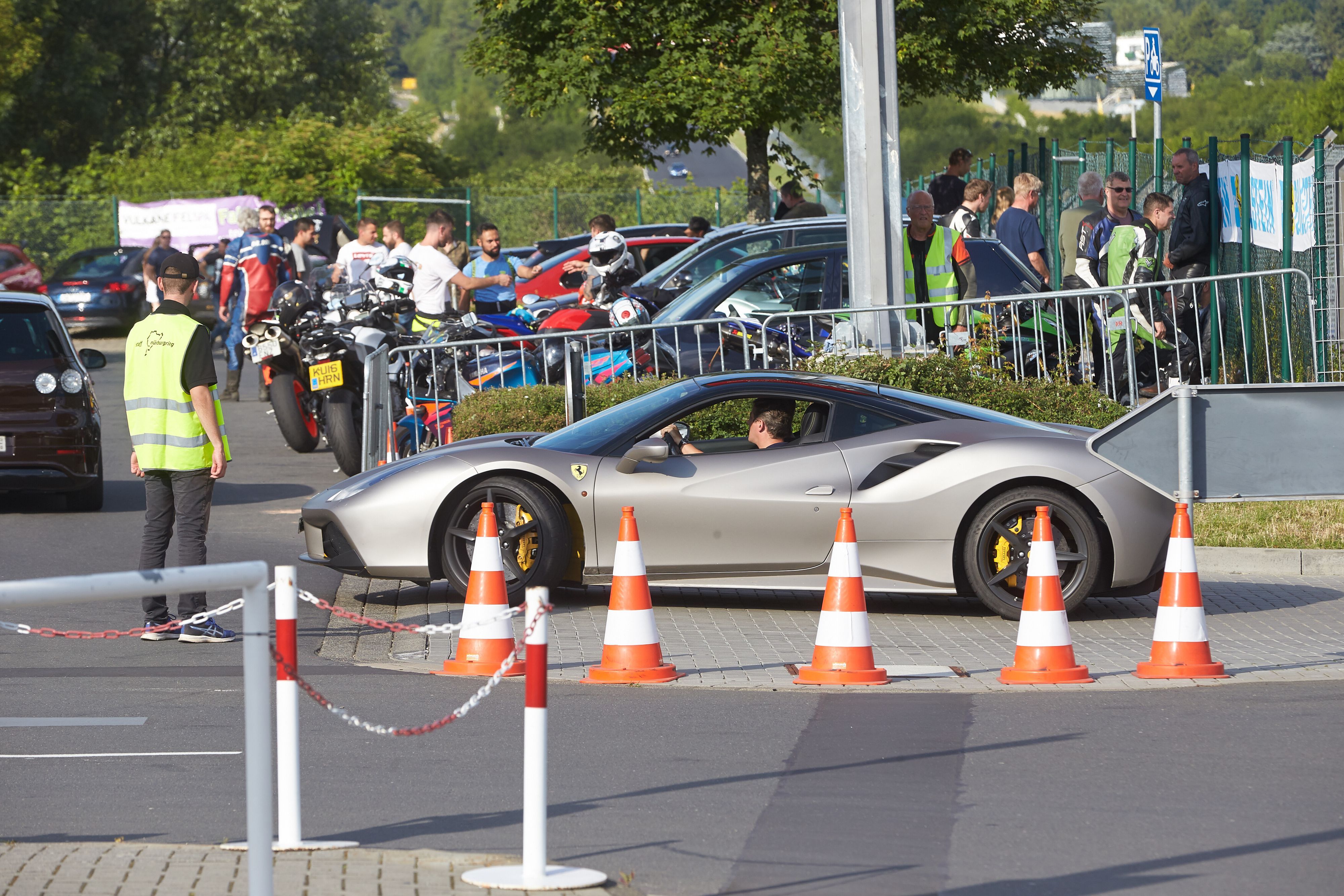Ein Ferrari fährt über die Zufahrt der Nordschleife des Nürburgrings bei Nürburg (Archivfoto).