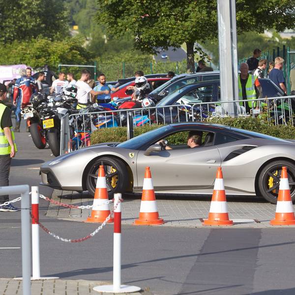 Ein Ferrari fährt über die Zufahrt der Nordschleife des Nürburgrings bei Nürburg (Archivfoto).
