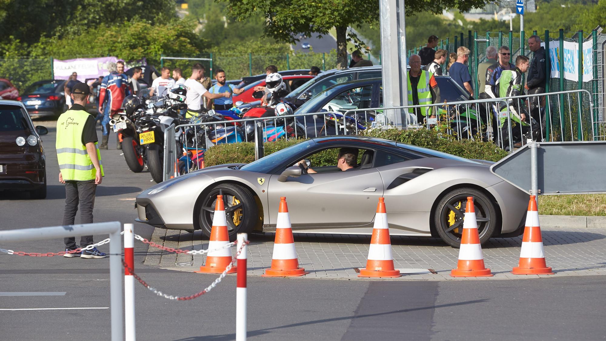 Ein Ferrari fährt über die Zufahrt der Nordschleife des Nürburgrings bei Nürburg (Archivfoto).