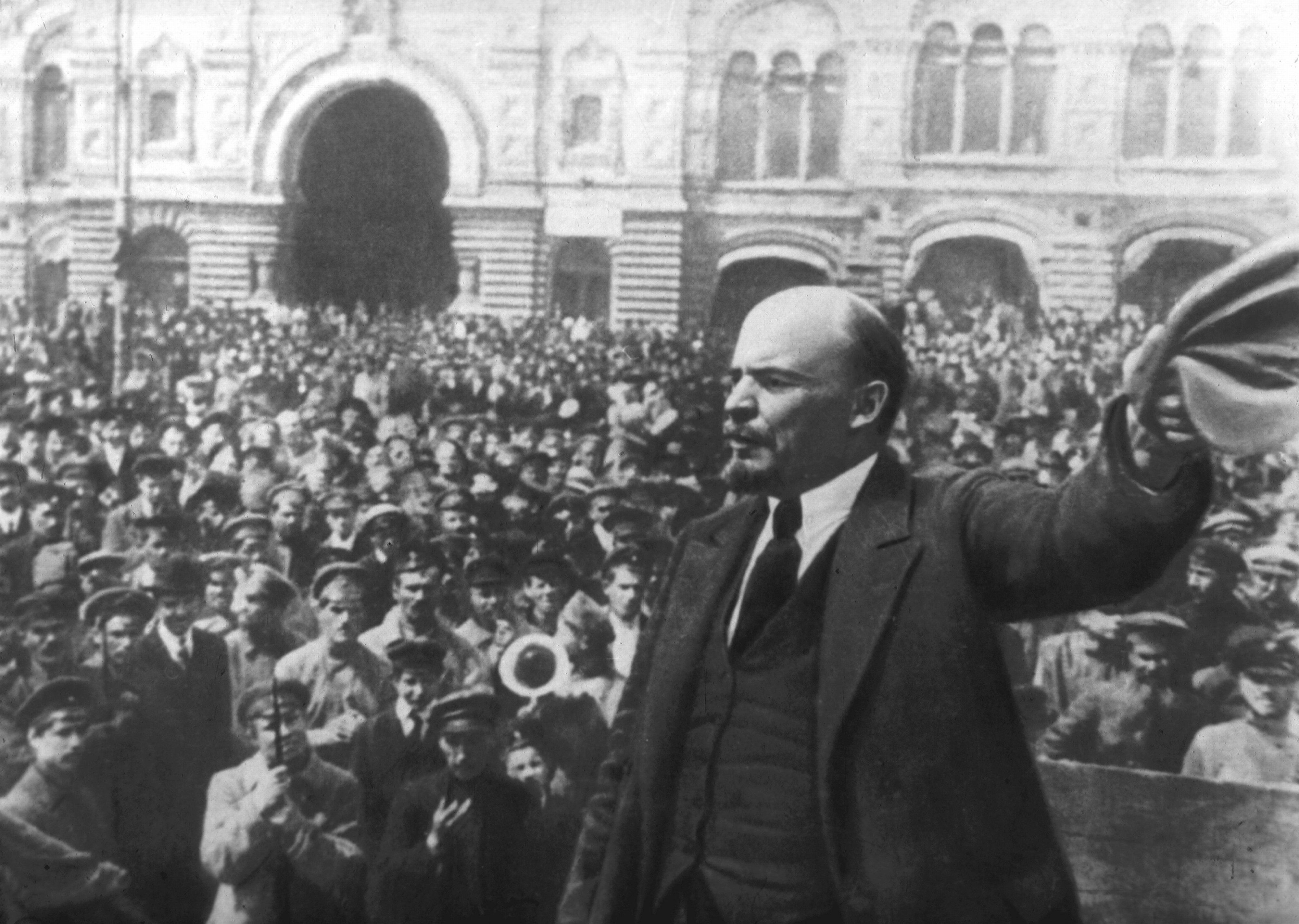 Lenin spricht 1917 zu den Massen.