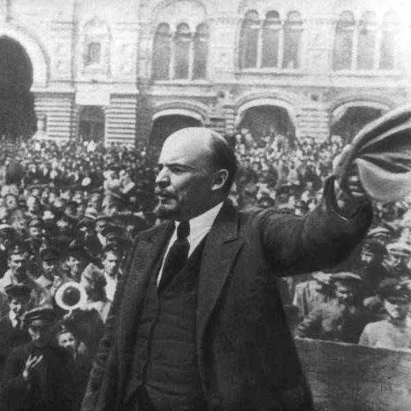 Lenin spricht 1917 zu den Massen.