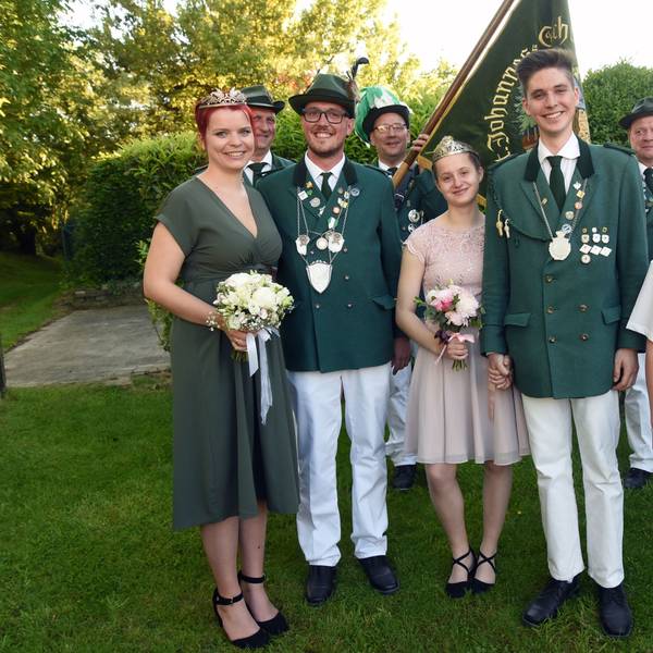 Das Königspaar Ronja und Sebastian Zink, Prinzessin Leonie Zipperer, Prinz Severin Kippels sowie Schülerprinz Nico Hüttl.