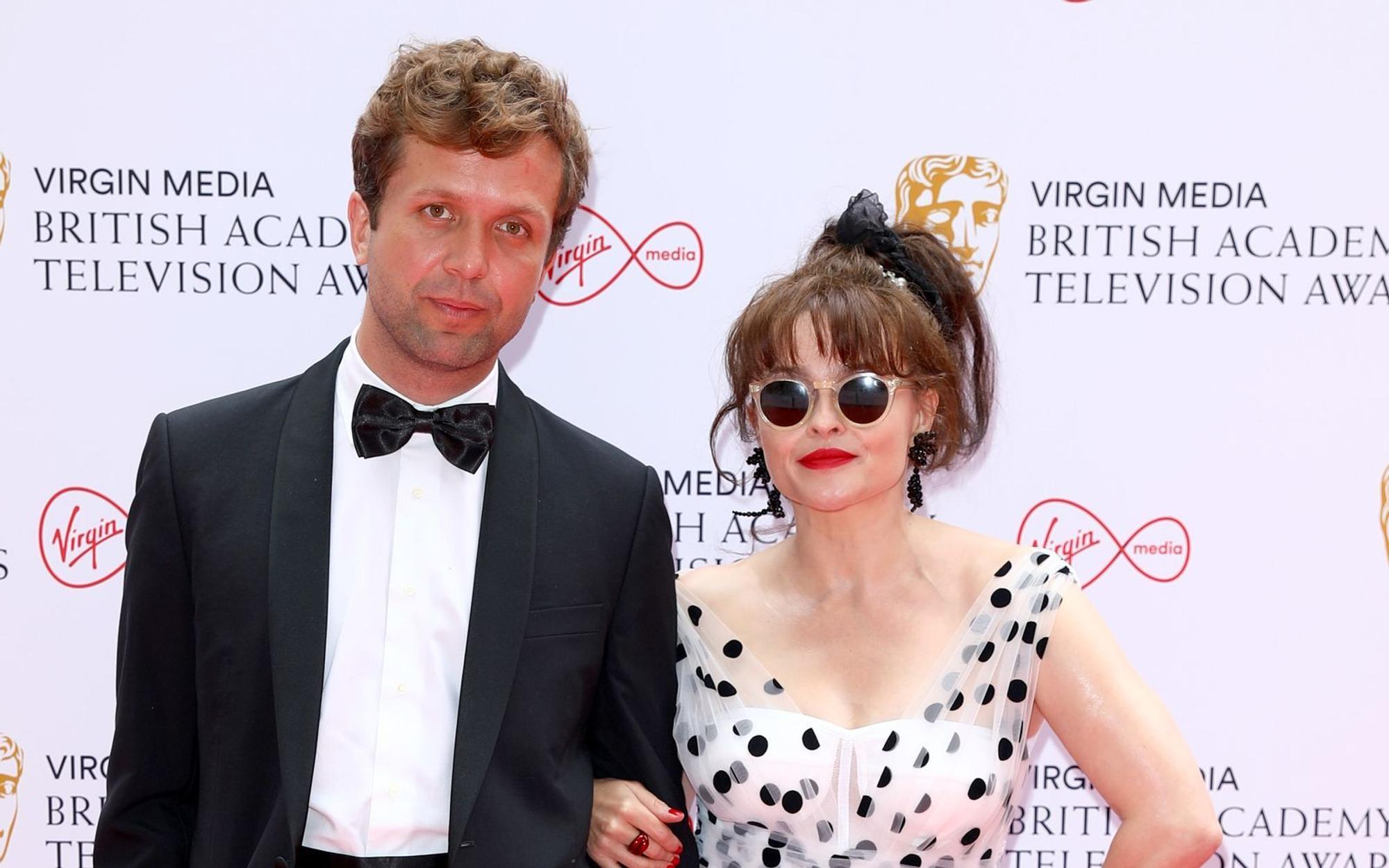 Helena Bonham Carter und Rye Holmboe sind seit 2018 ein glückliches Paar. Die beiden trennt ein Altersunterschied von 22 Jahren. Die Schauspielerin feiert am 26. Mai ihren 60. Geburtstag, demnach ist der Psychoanalytiker und Autor rund 38 Jahre alt. (Bild: 2021 Getty Images/Tim P. Whitby)