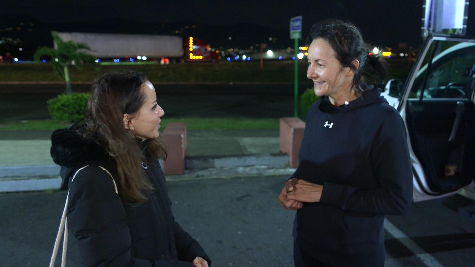 Die 51-Jährige Belina trifft am Flughafen auf ihre Konkurrentin Mirian. (Bild: RTL)