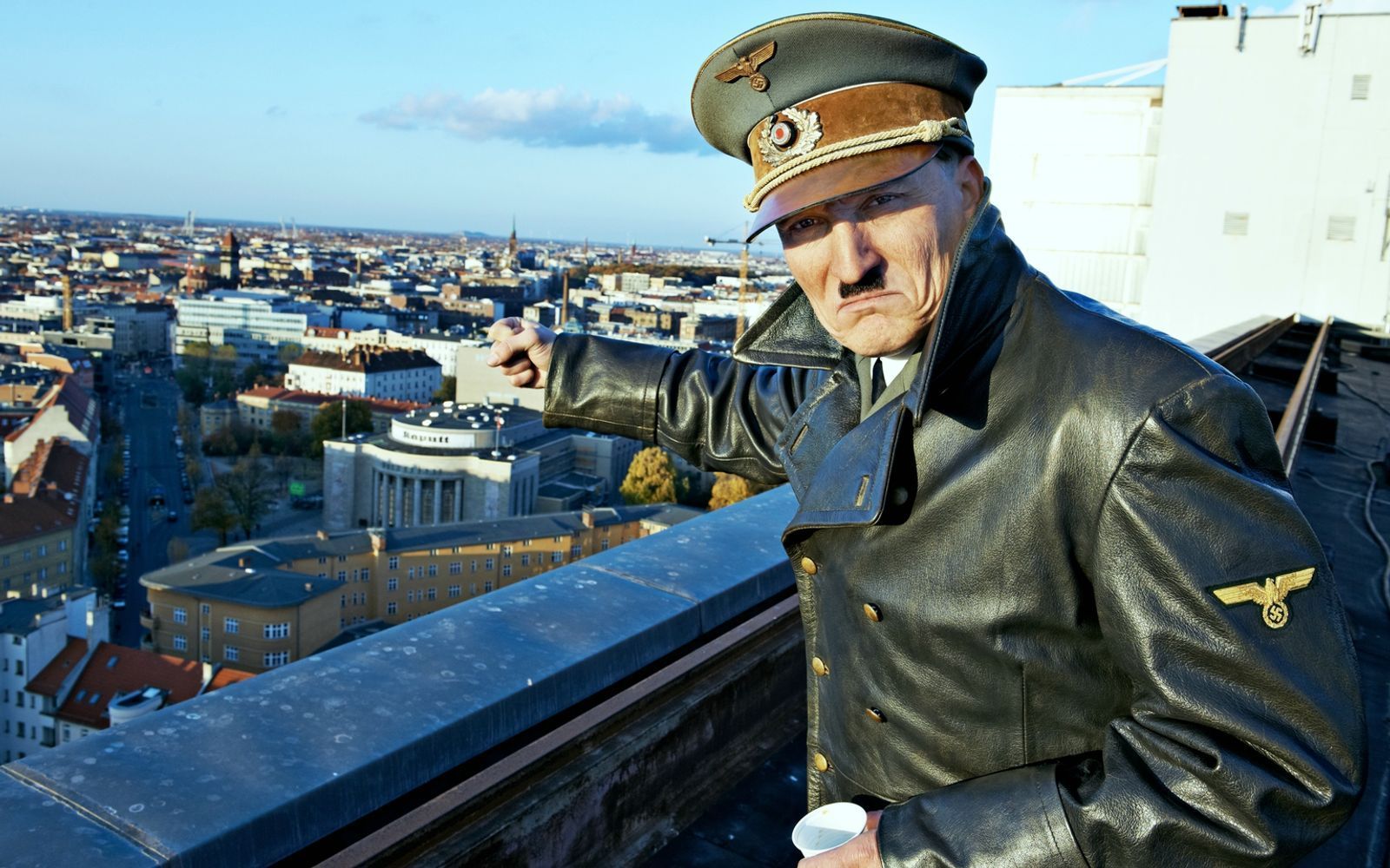 Oliver Masucci spielt den wieder erwachten Adolf Hitler. (Bild: 2015 Constantin Film Verleih GmbH)