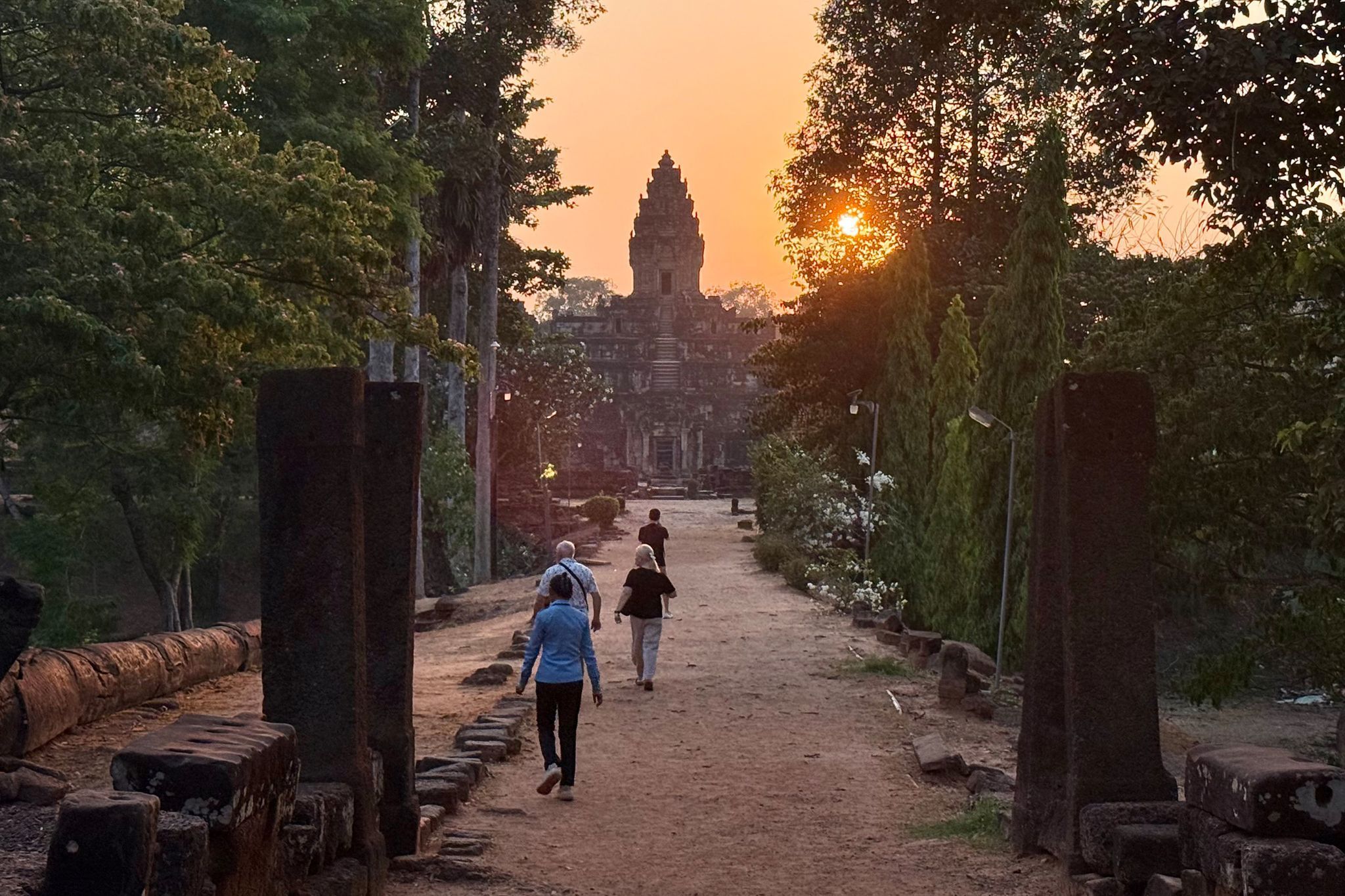 Einige wenige Touristen besuchen den Tempel Bakong, Kambodscha