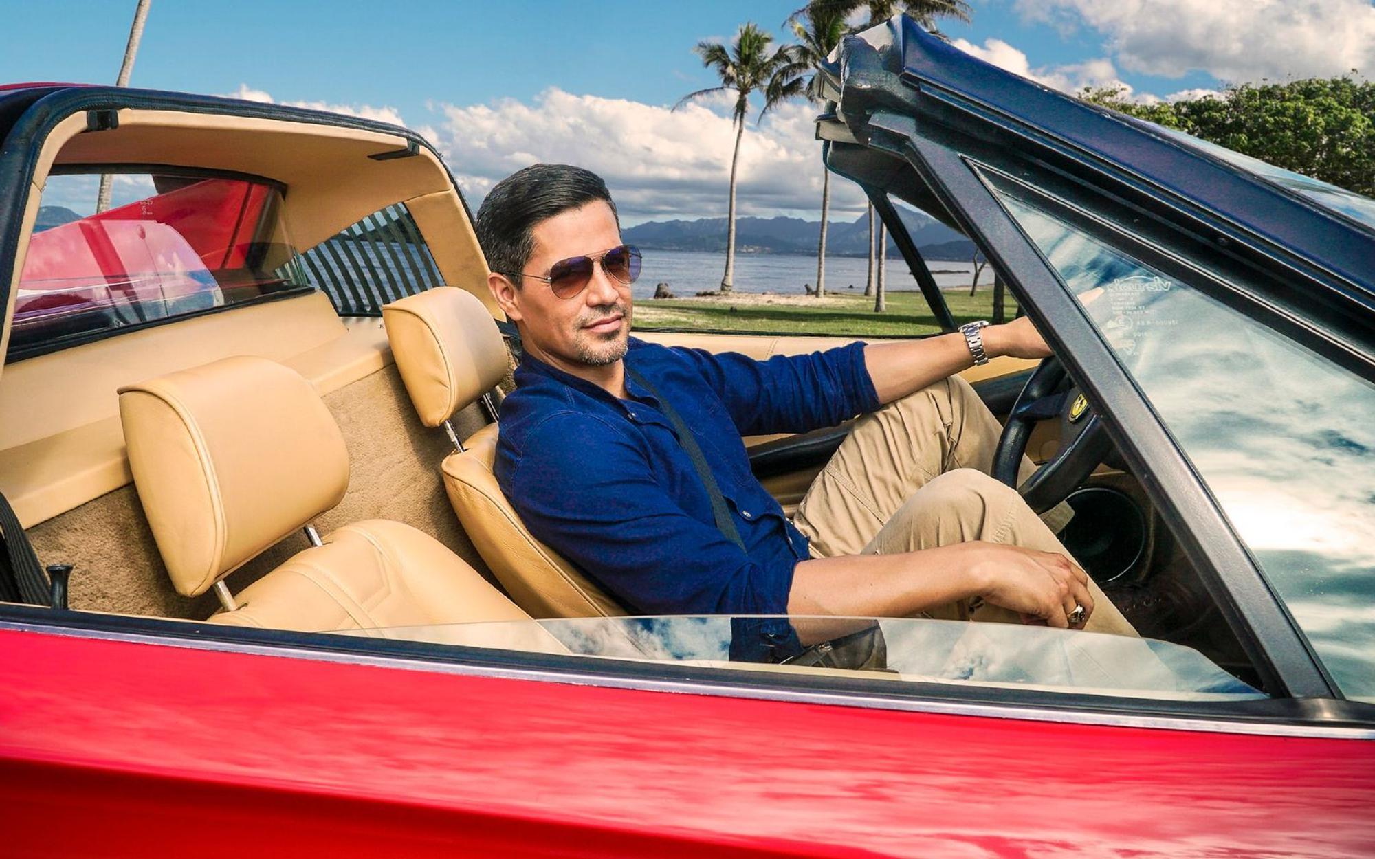 Und er war ab 2018 der Nachfolger von Tom Selleck: Jay Hernandez spielte im Remake „Magnum P.I.“ den Privatdetektiv, der erneut mitsamt rotem Sportwagen auf Hawaii ermittelte. Im Januar 2024 ging die Serie in den USA nach fünf Staffeln zu Ende. (Bild: TVNOW / 2018 CBS Studios Inc. and Universal Television LLC. ALL RIGHTS RESERVED.)
