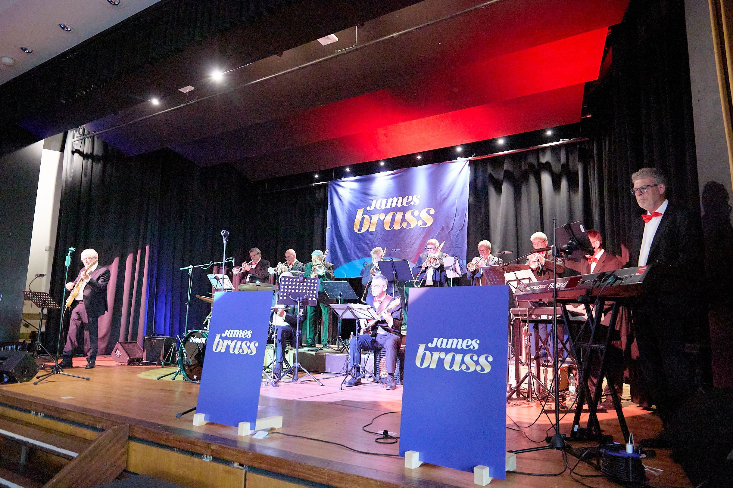 Das Foto zeigt die Band auf der Bühne.