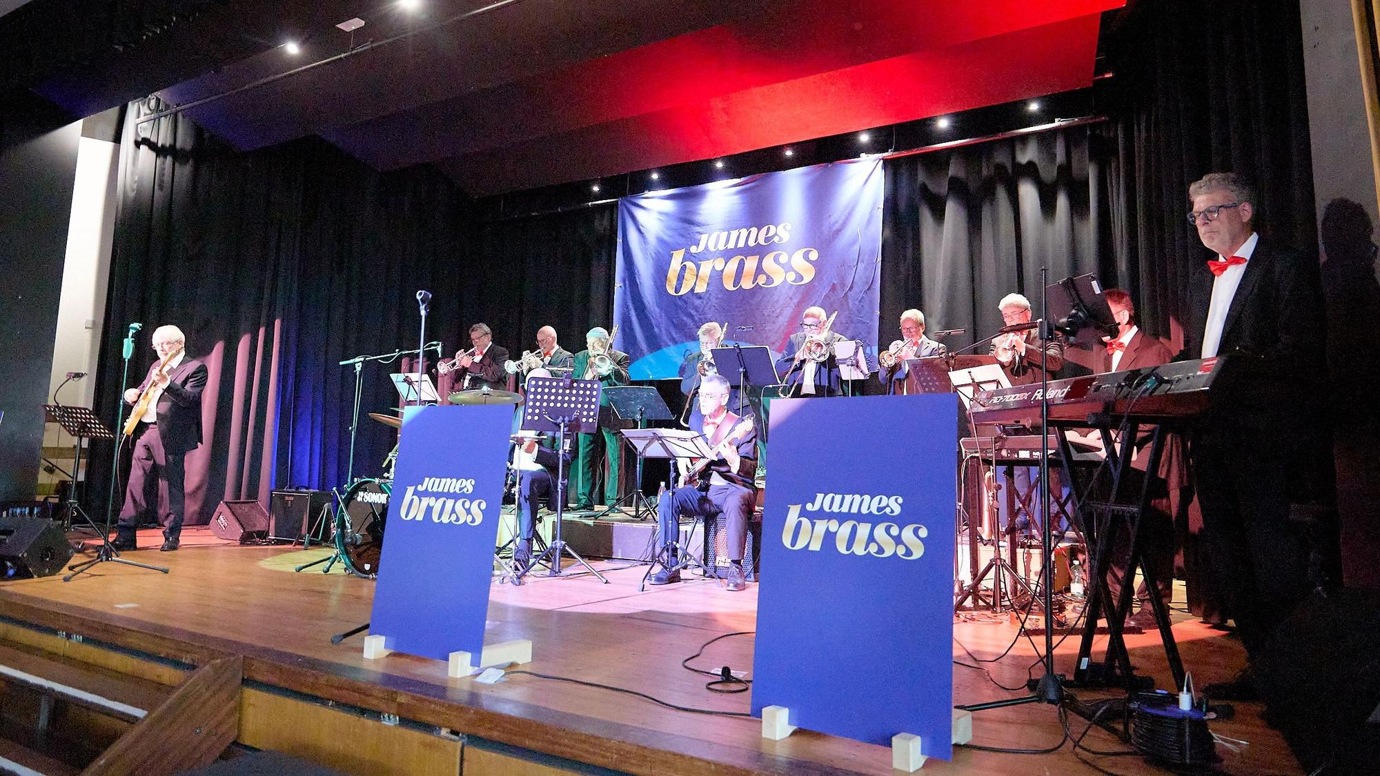 Das Foto zeigt die Band auf der Bühne.
