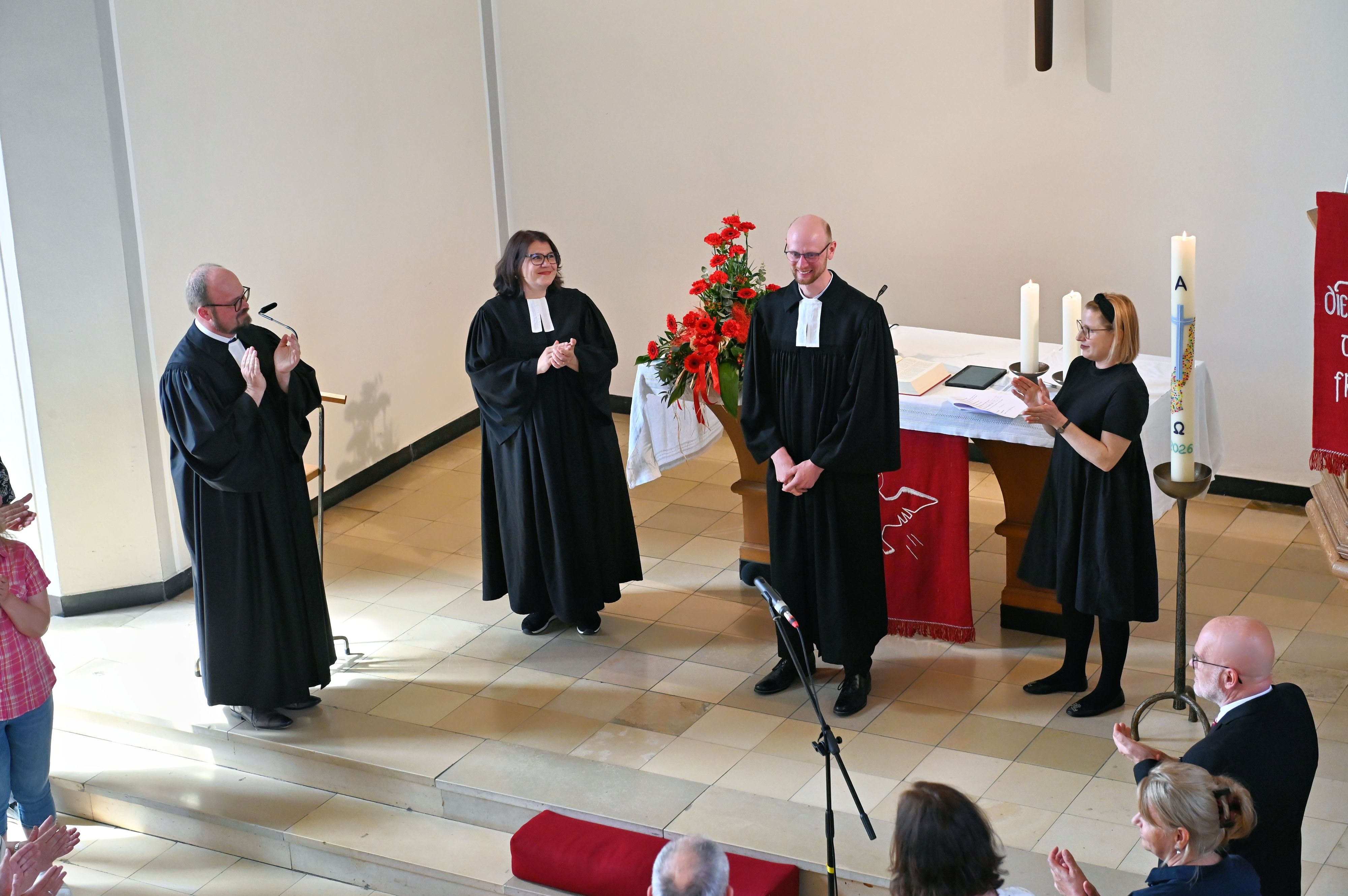 Diakon Jan Simons mit den beiden Pfarrern am Altar.