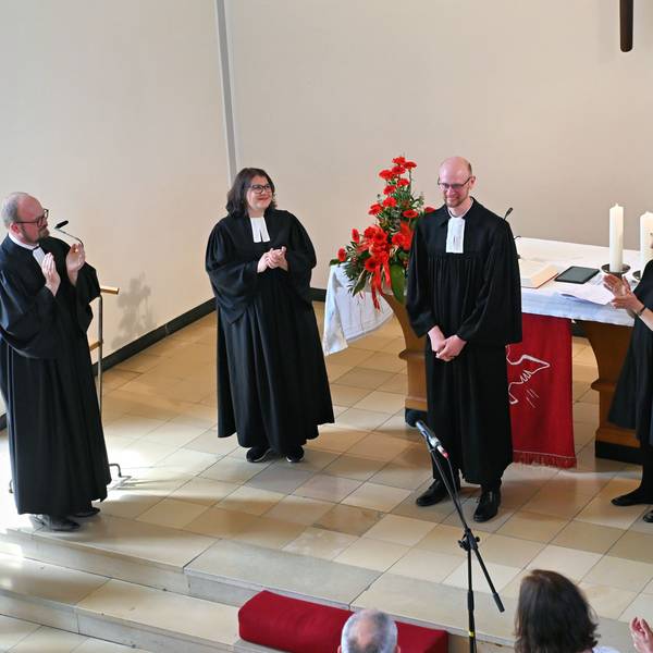 Diakon Jan Simons mit den beiden Pfarrern am Altar.